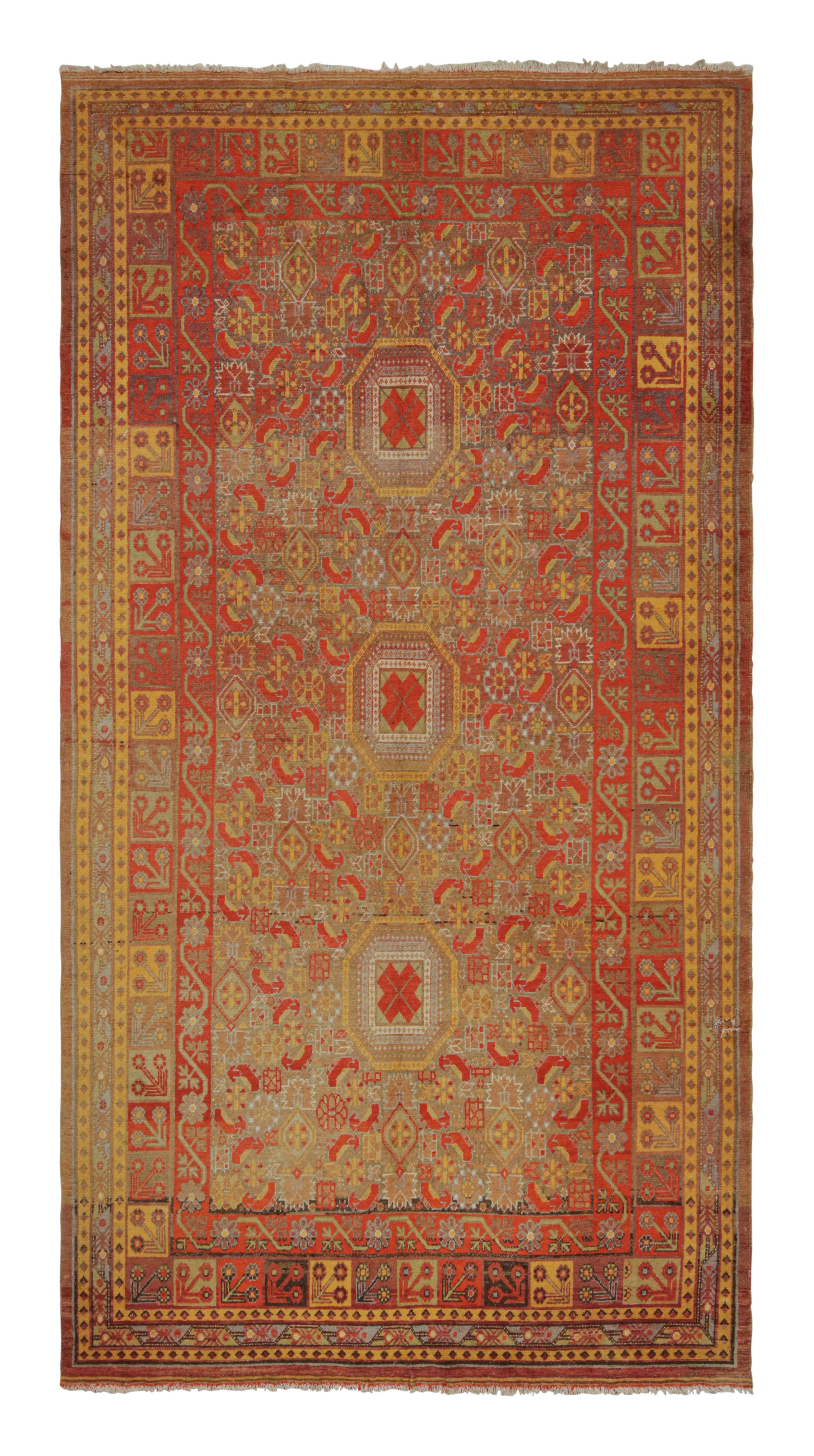 Antiker antiker Khotan-Teppich im Medaillon-Stil in Rot, Blau und Gold mit Muster von Teppich & Kelim