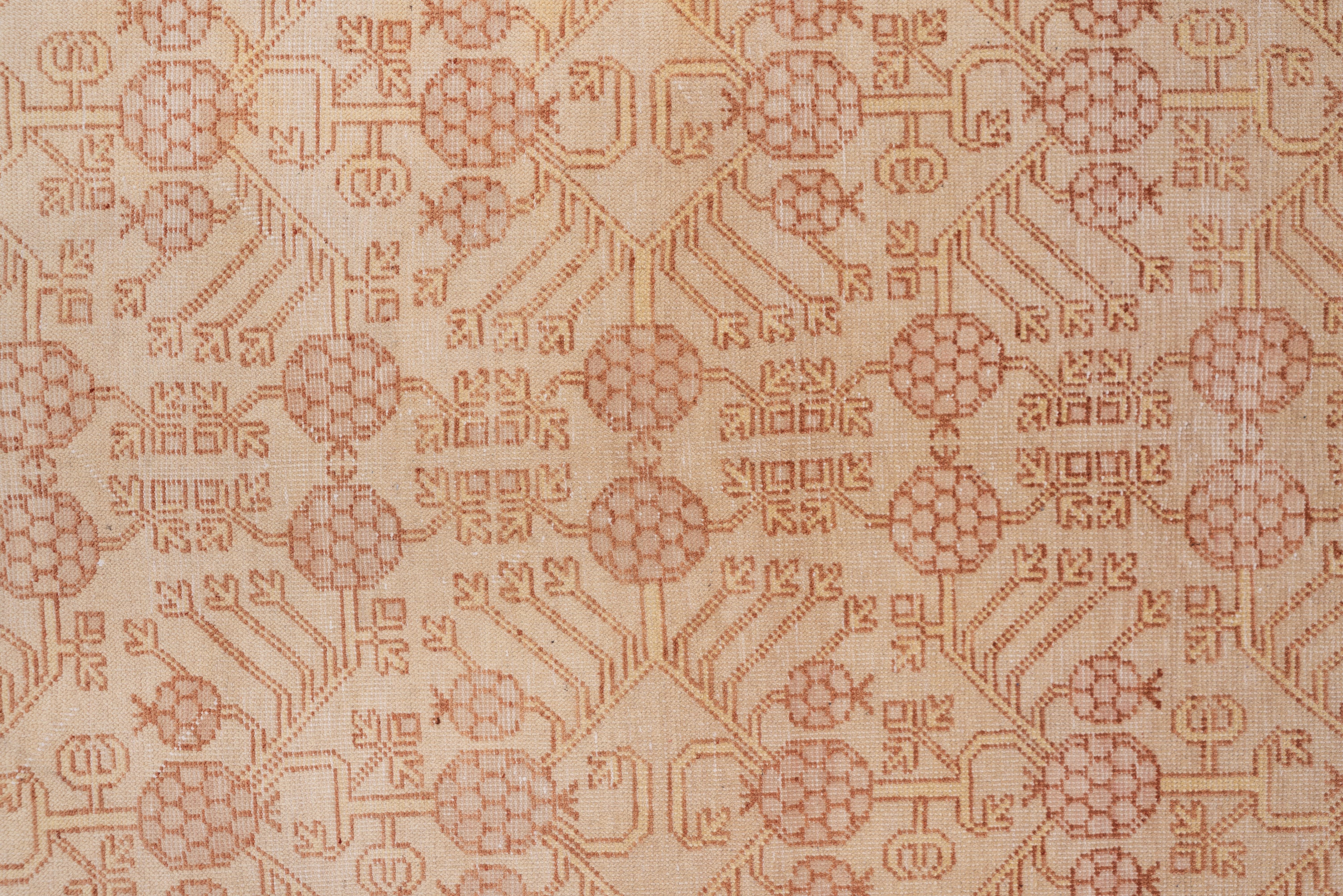 Antiker Khotan-Teppich, rosa Töne, neutrales Farbfeld, Granatapfel-Design (Handgeknüpft) im Angebot