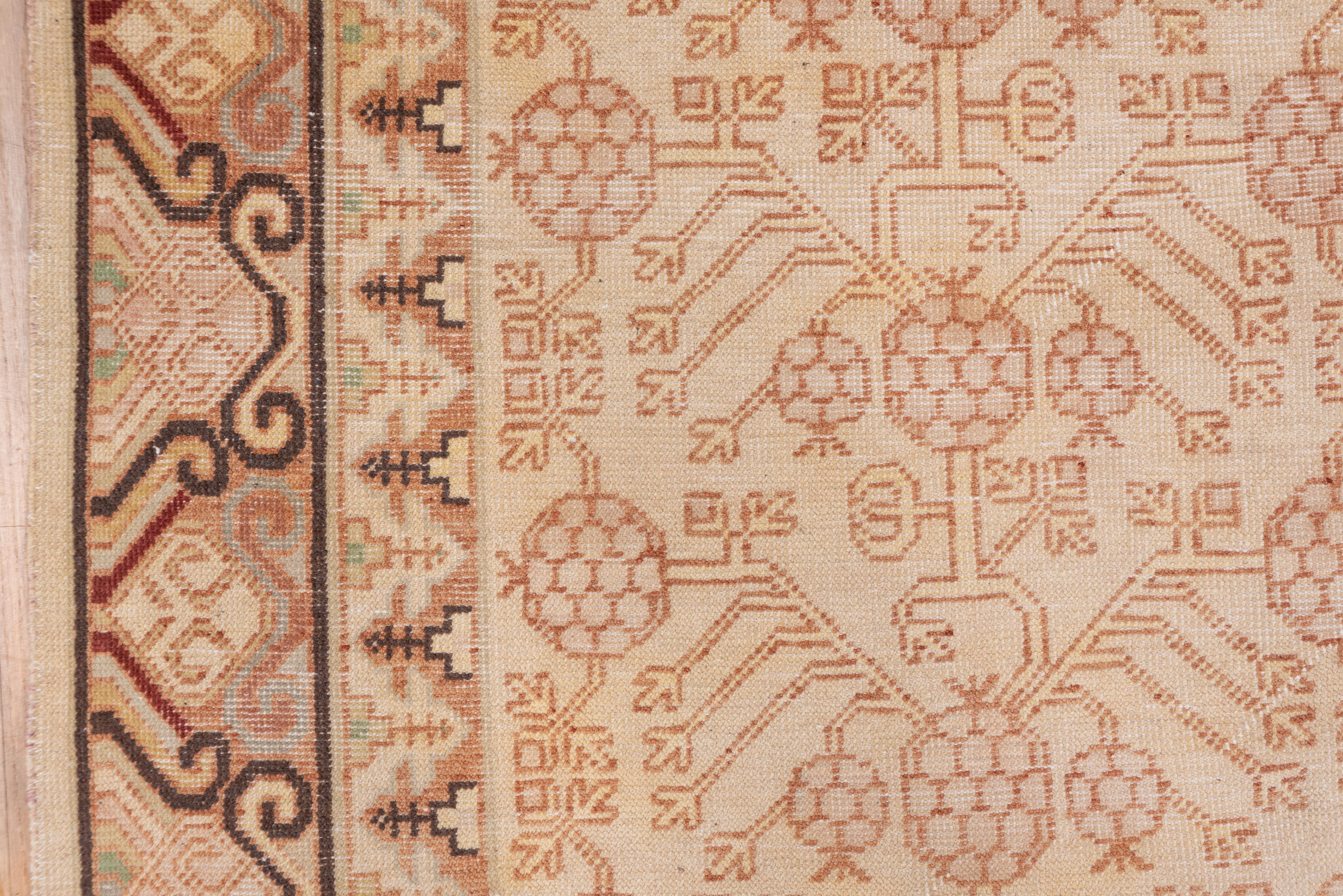 Antiker Khotan-Teppich, rosa Töne, neutrales Farbfeld, Granatapfel-Design (Frühes 20. Jahrhundert) im Angebot