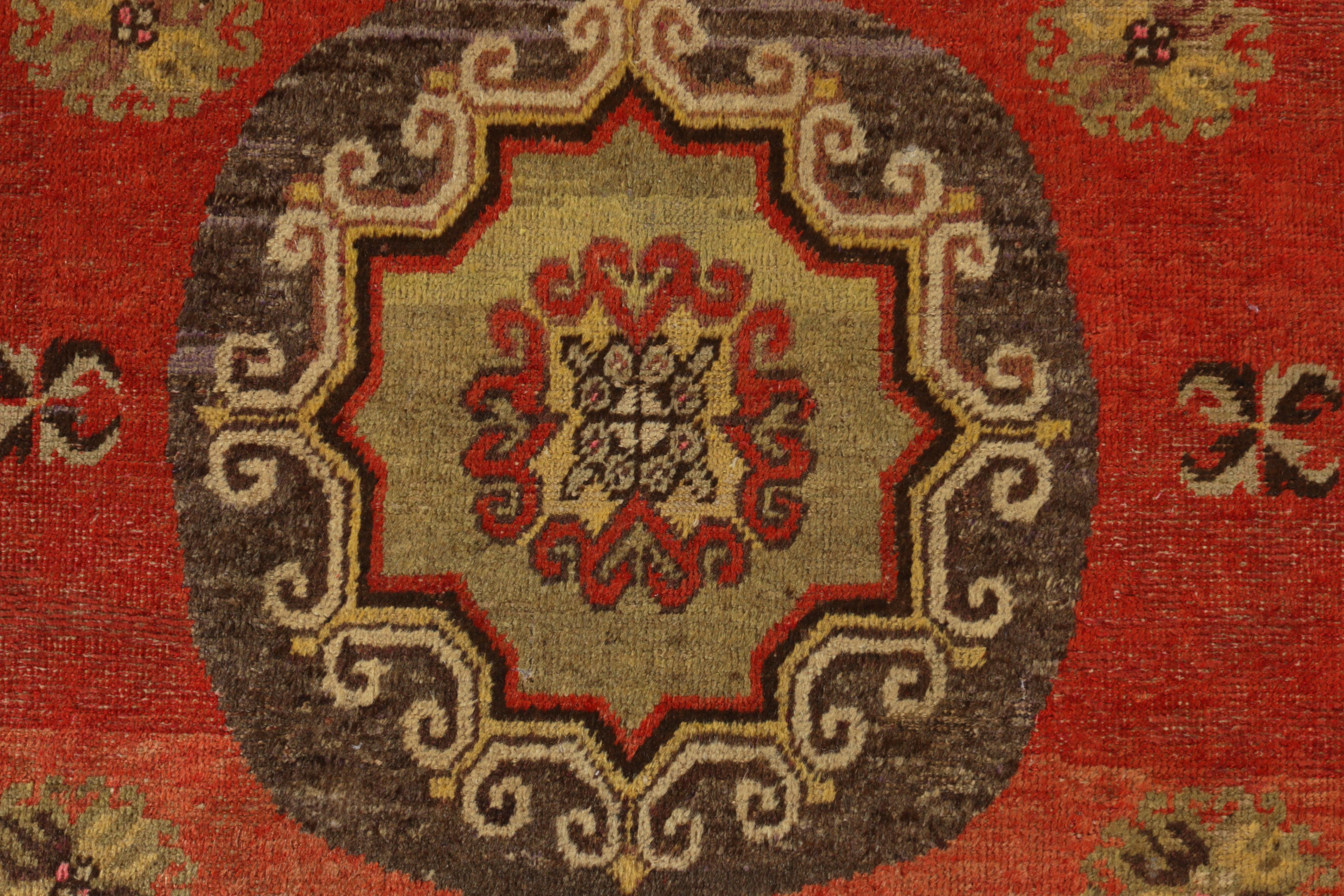 Antiker antiker Khotan-Teppich in Rot und Beige mit Medaillonmuster von Teppich & Kelim (Handgeknüpft) im Angebot
