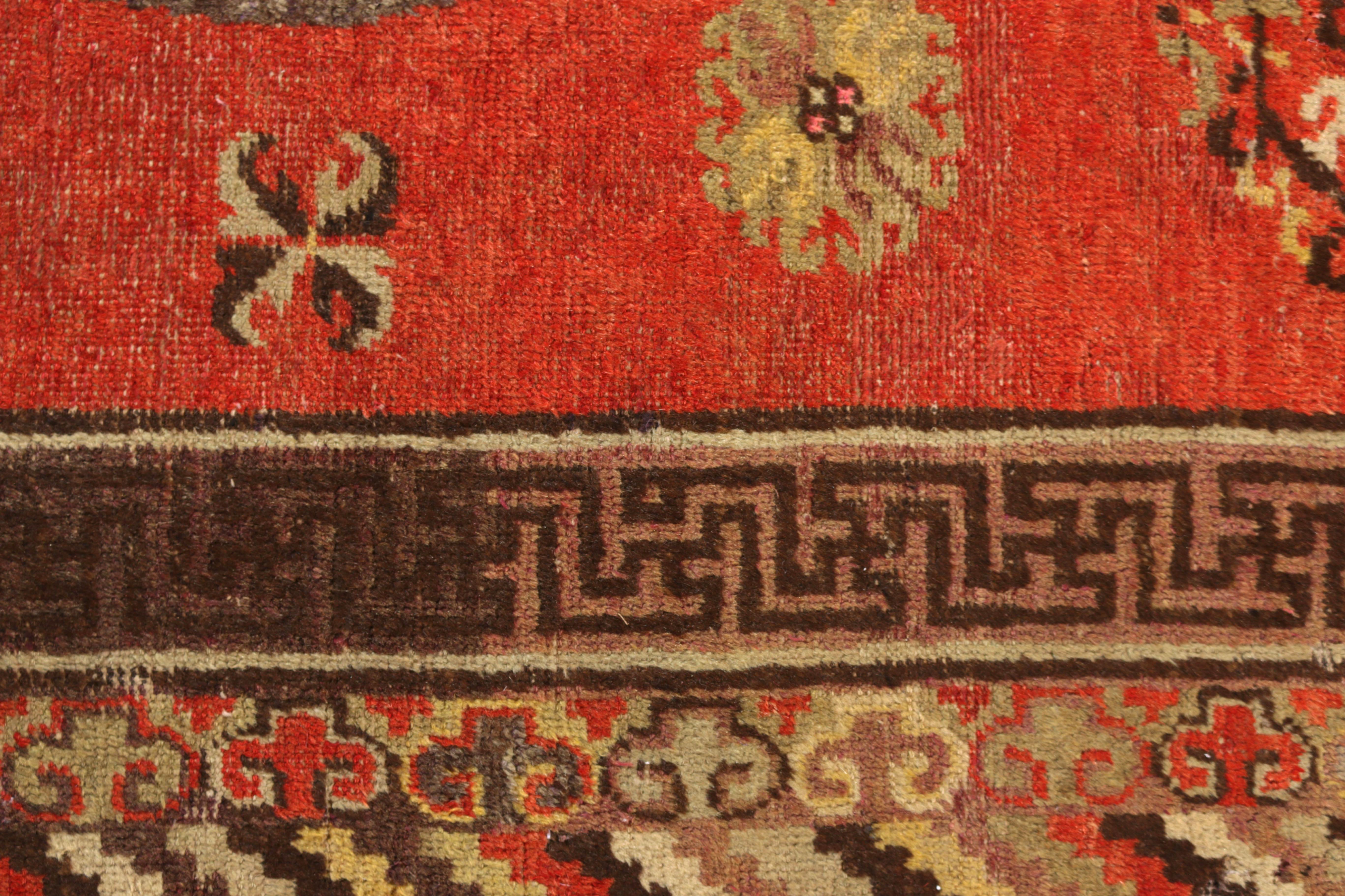 Antiker antiker Khotan-Teppich in Rot und Beige mit Medaillonmuster von Teppich & Kelim im Zustand „Gut“ im Angebot in Long Island City, NY