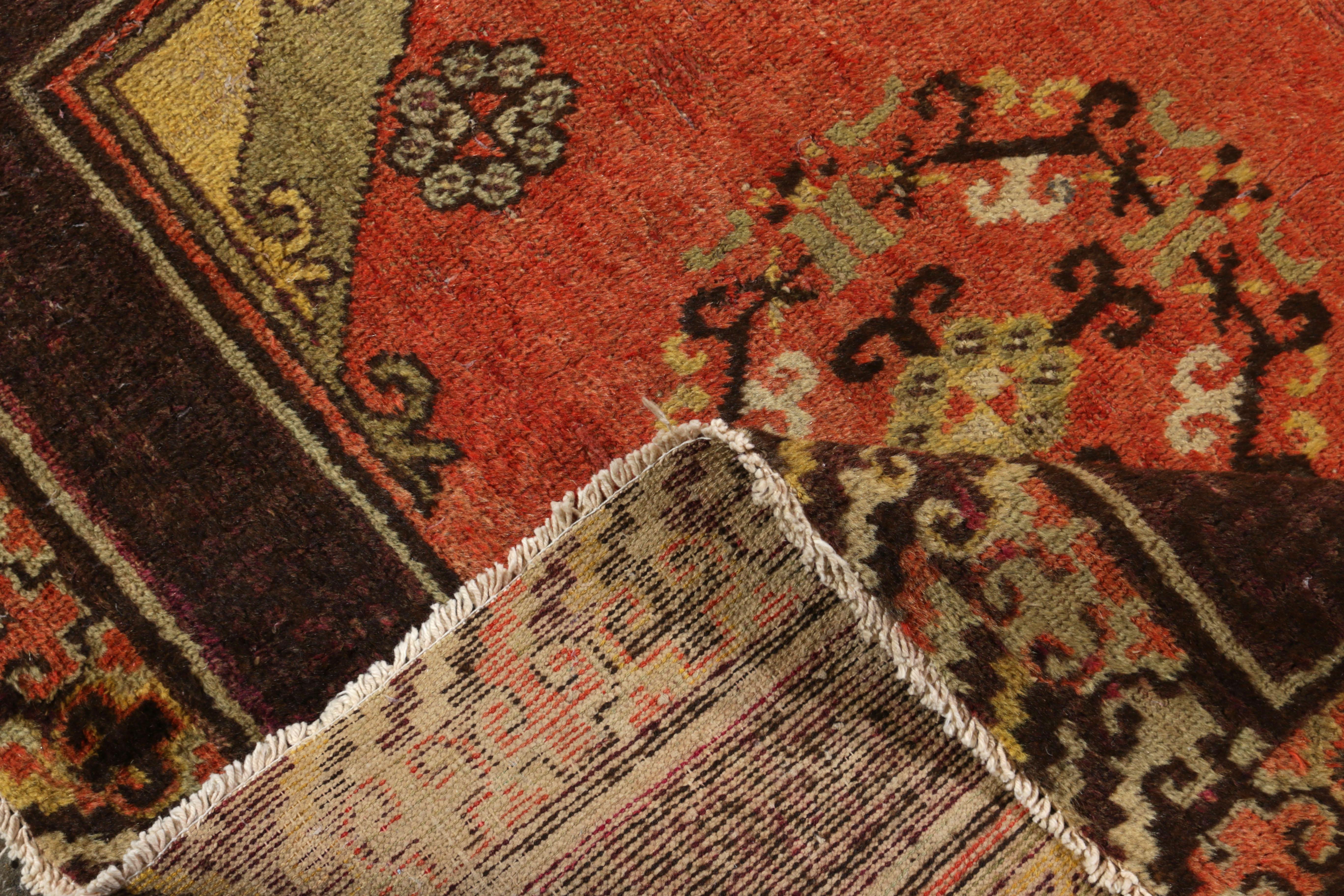Antiker antiker Khotan-Teppich in Rot und Beige mit Medaillonmuster von Teppich & Kelim (Spätes 19. Jahrhundert) im Angebot