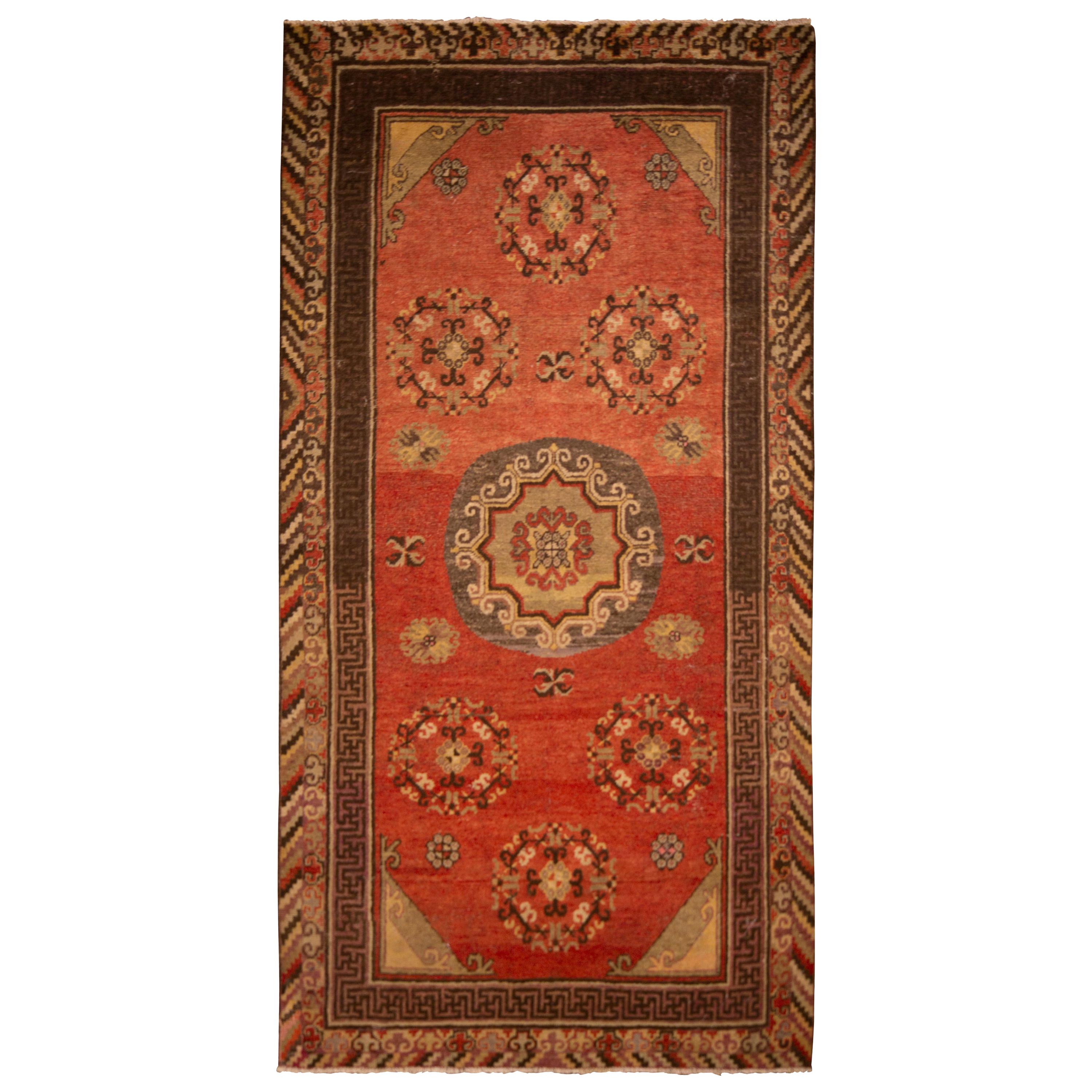 Antiker antiker Khotan-Teppich in Rot und Beige mit Medaillonmuster von Teppich & Kelim im Angebot