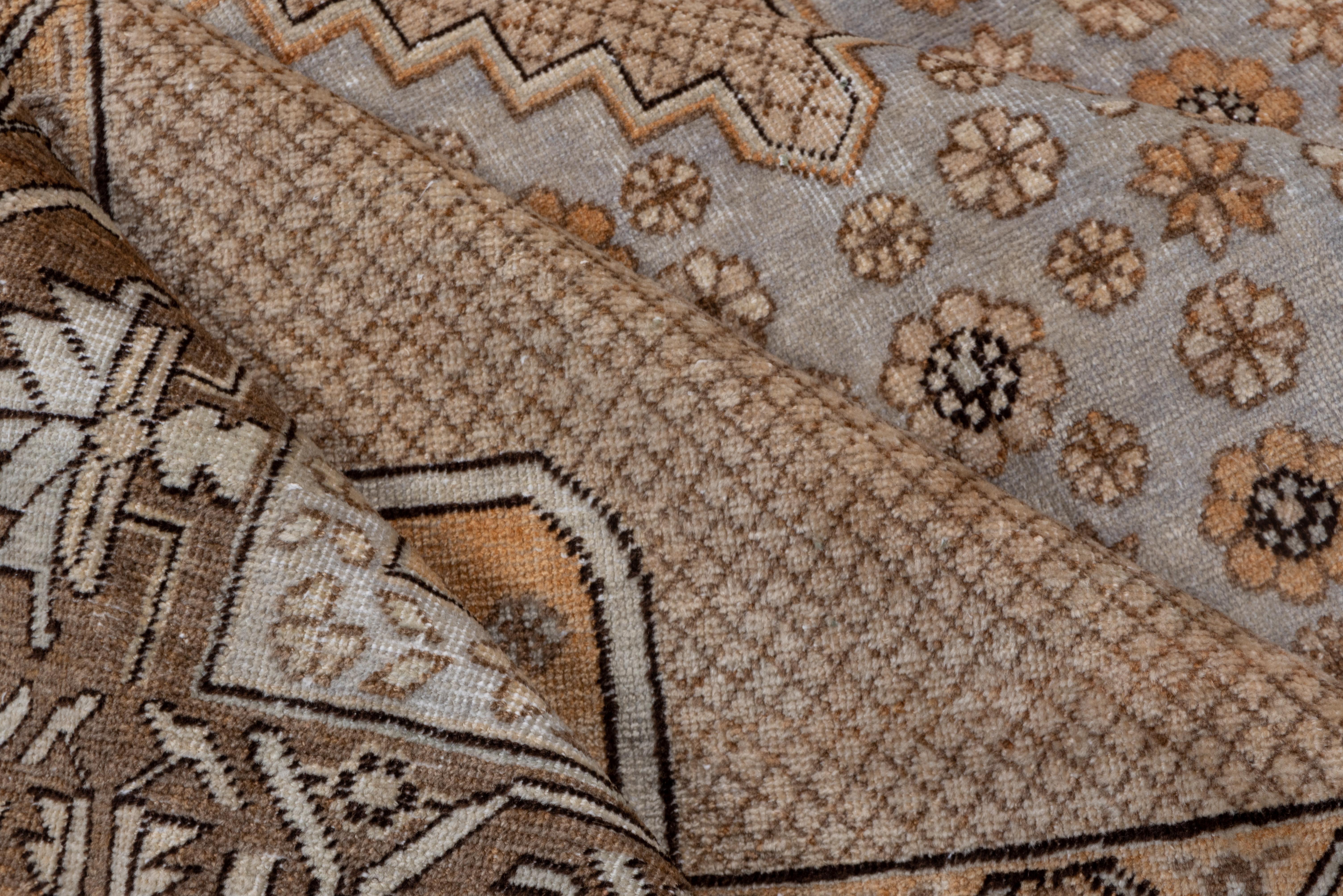 Milieu du XXe siècle Tapis Khotan ancien, palette de tissus souples en vente