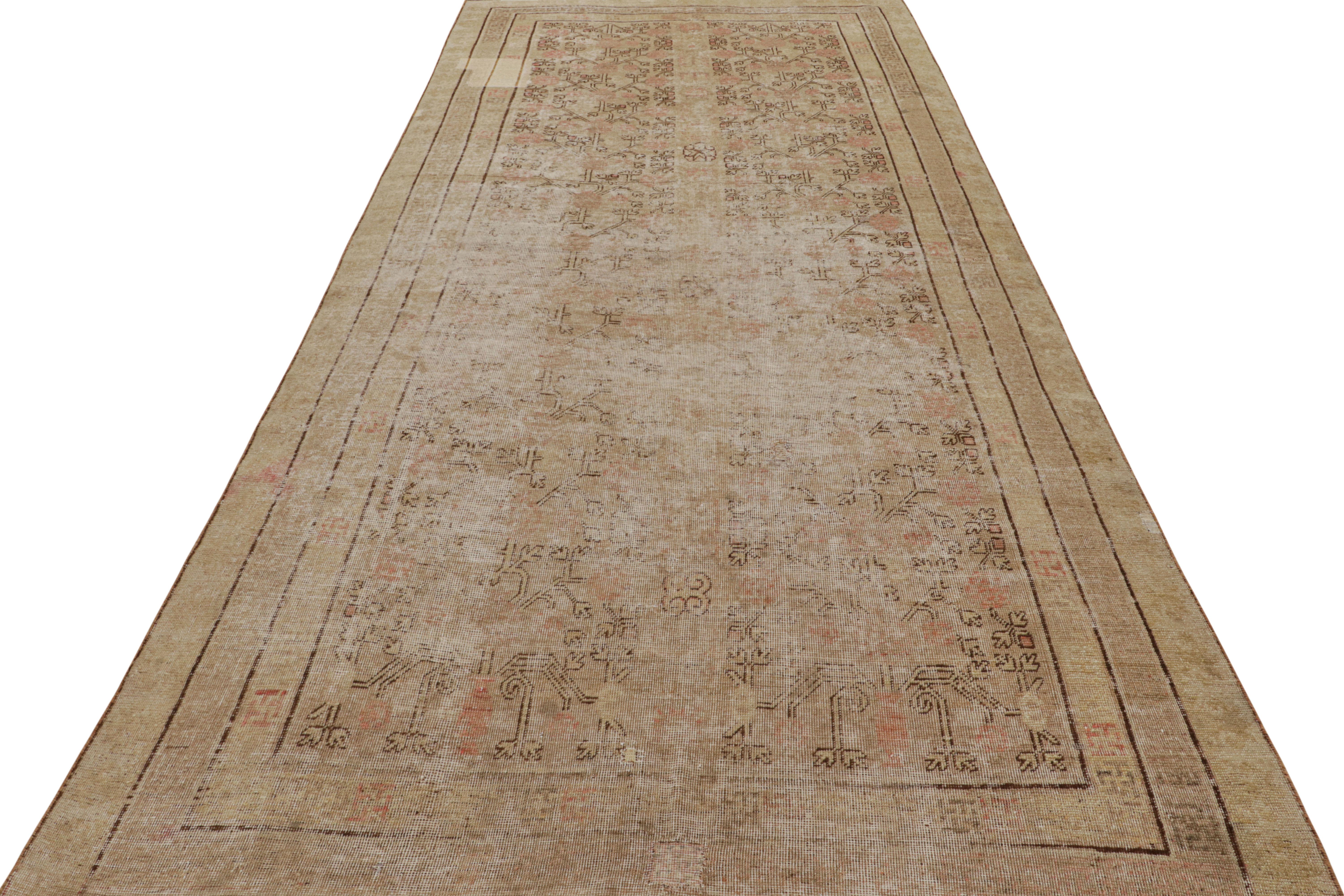 Der antike 6x13 Khotan-Teppich aus Ostturkestan, handgeknüpft aus Wolle, stammt aus der Zeit um 1920-1930 und ist der jüngste Neuzugang in der Auswahl antiker Teppiche von Rug & Kilim.

Über das Design:

Das Design ist in Beige-Braun und Rot