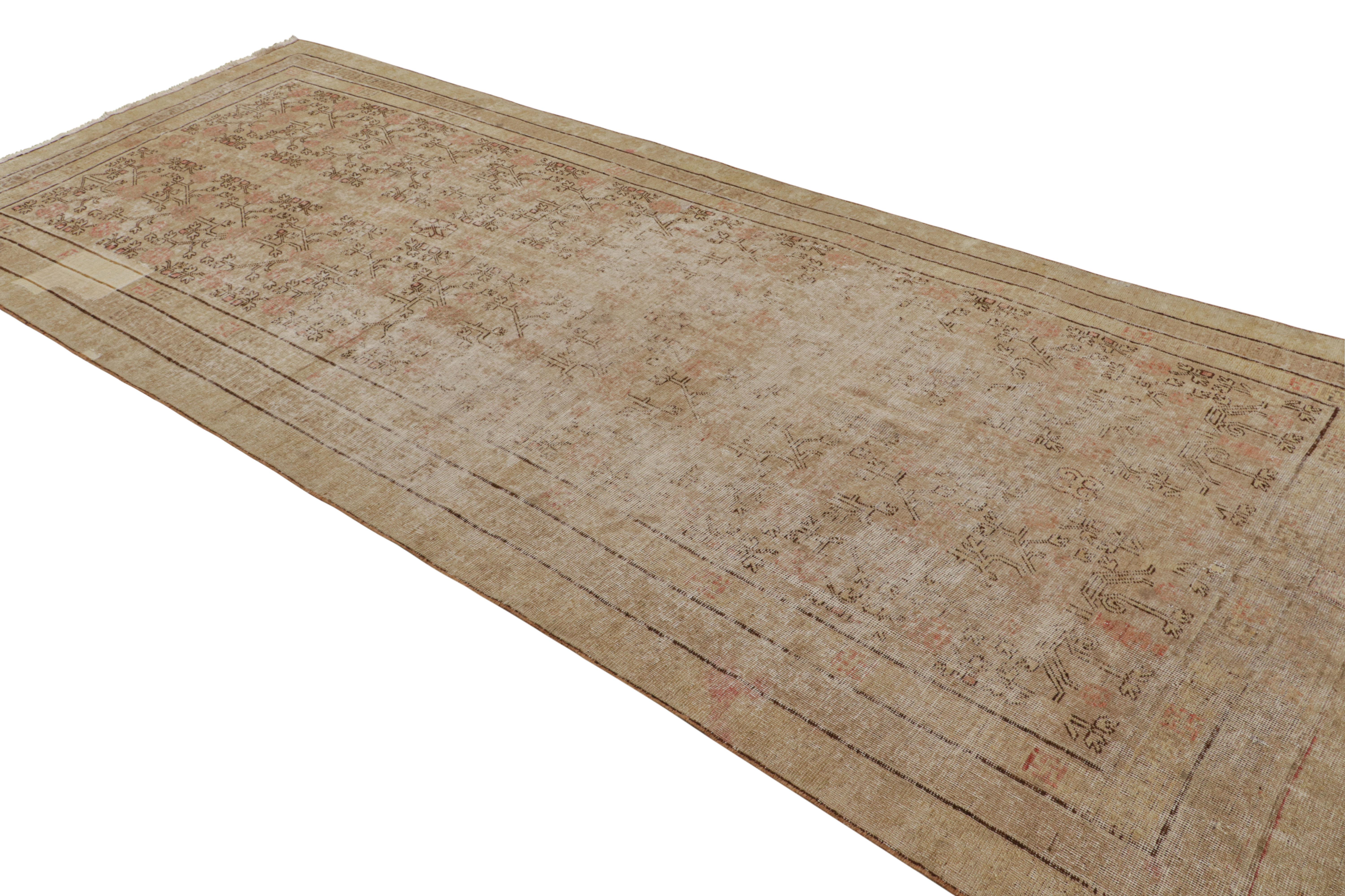 Antiker Khotan-Teppich mit beige-braunen und roten Mustern von Rug & Kilim (Stammeskunst) im Angebot