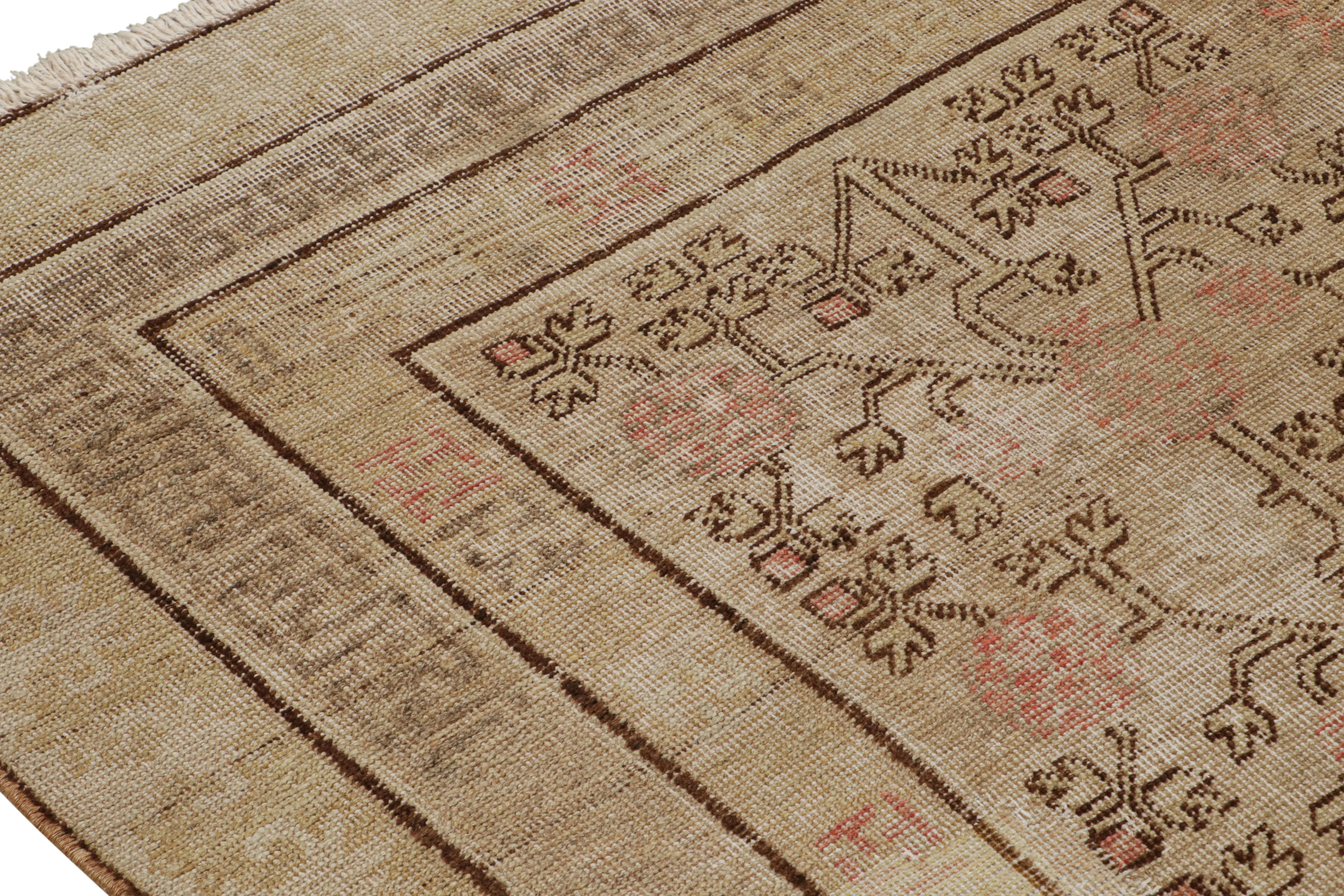 Antiker Khotan-Teppich mit beige-braunen und roten Mustern von Rug & Kilim (Turkestan) im Angebot