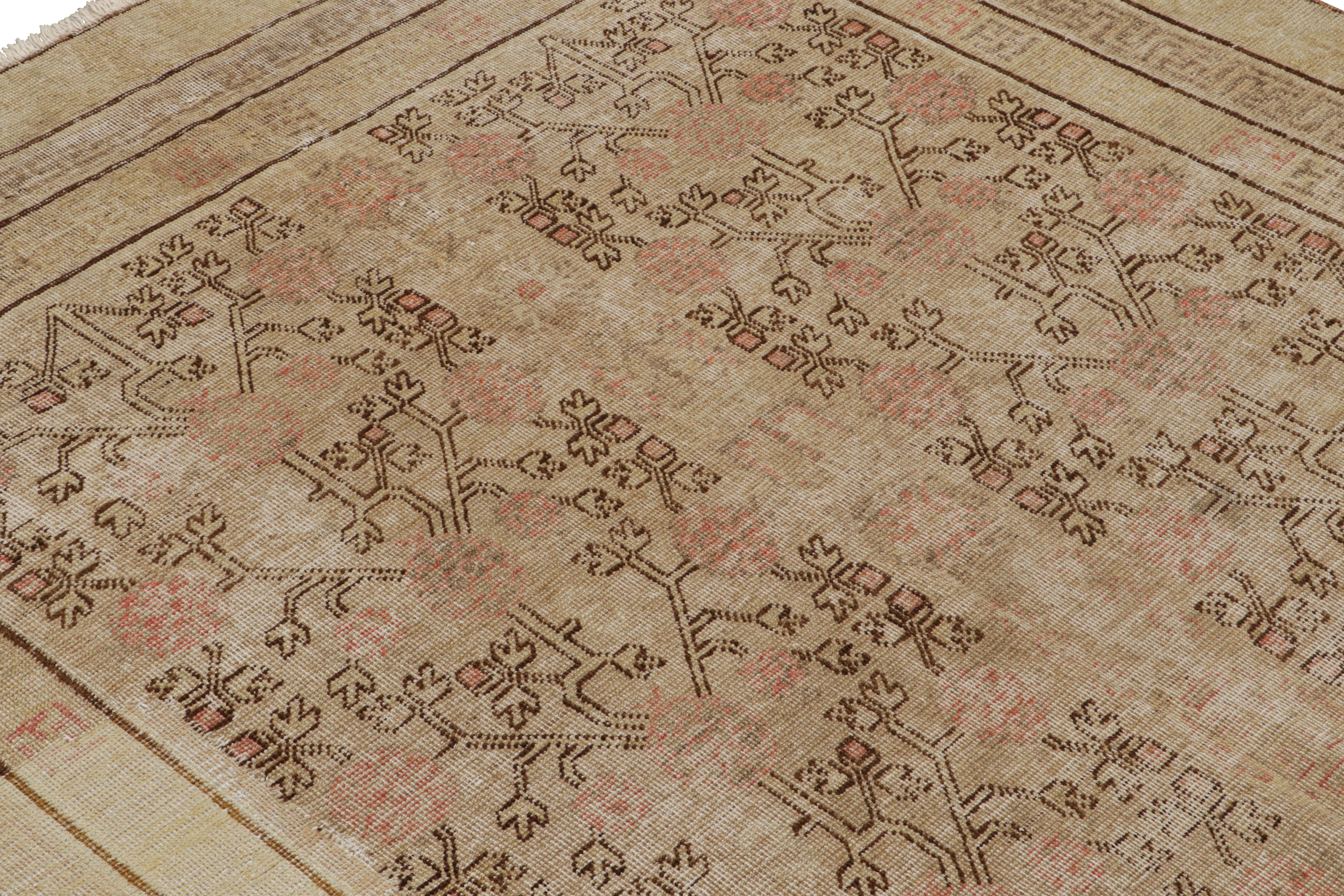 Antiker Khotan-Teppich mit beige-braunen und roten Mustern von Rug & Kilim (Handgeknüpft) im Angebot