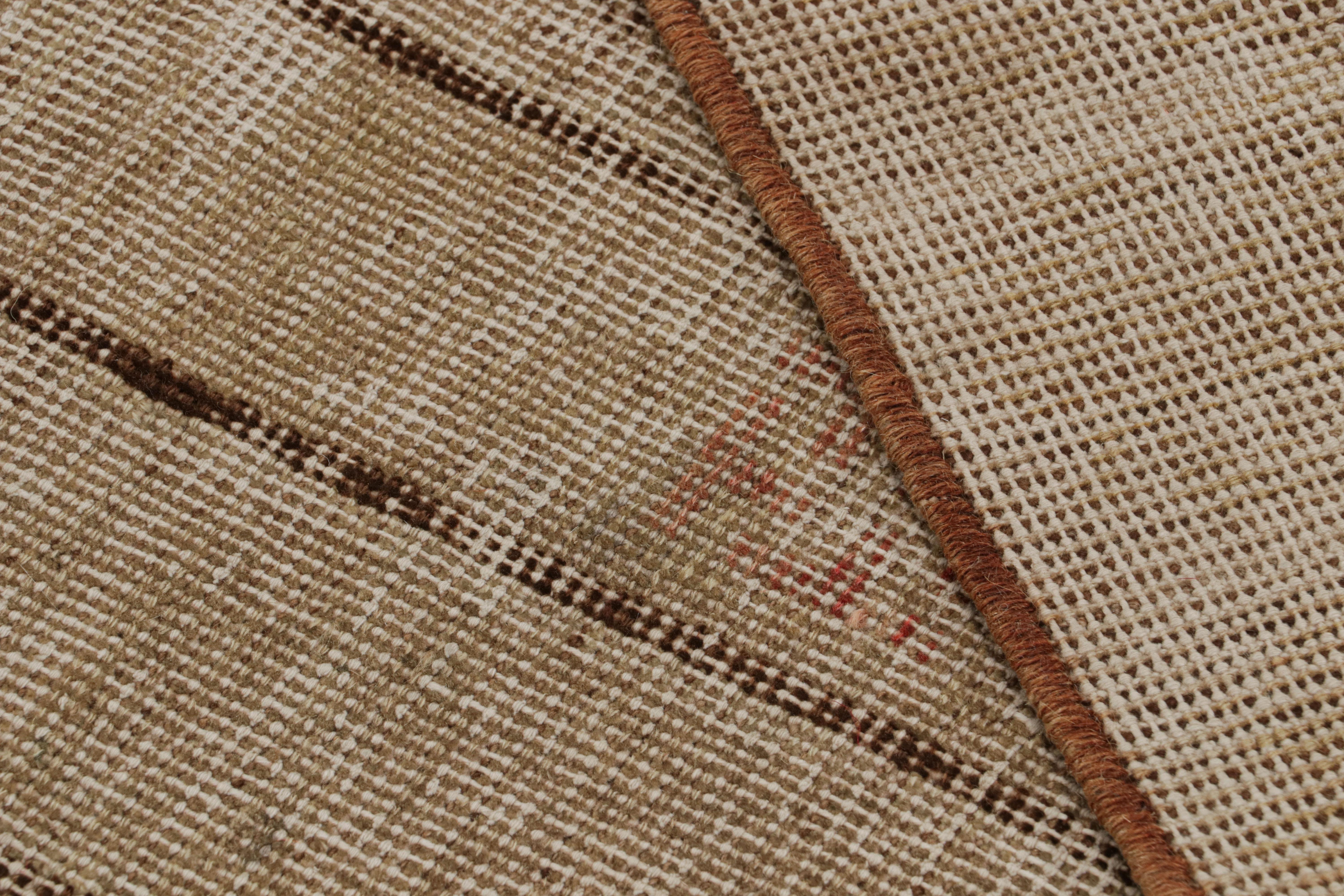 Antiker Khotan-Teppich mit beige-braunen und roten Mustern von Rug & Kilim im Zustand „Gut“ im Angebot in Long Island City, NY