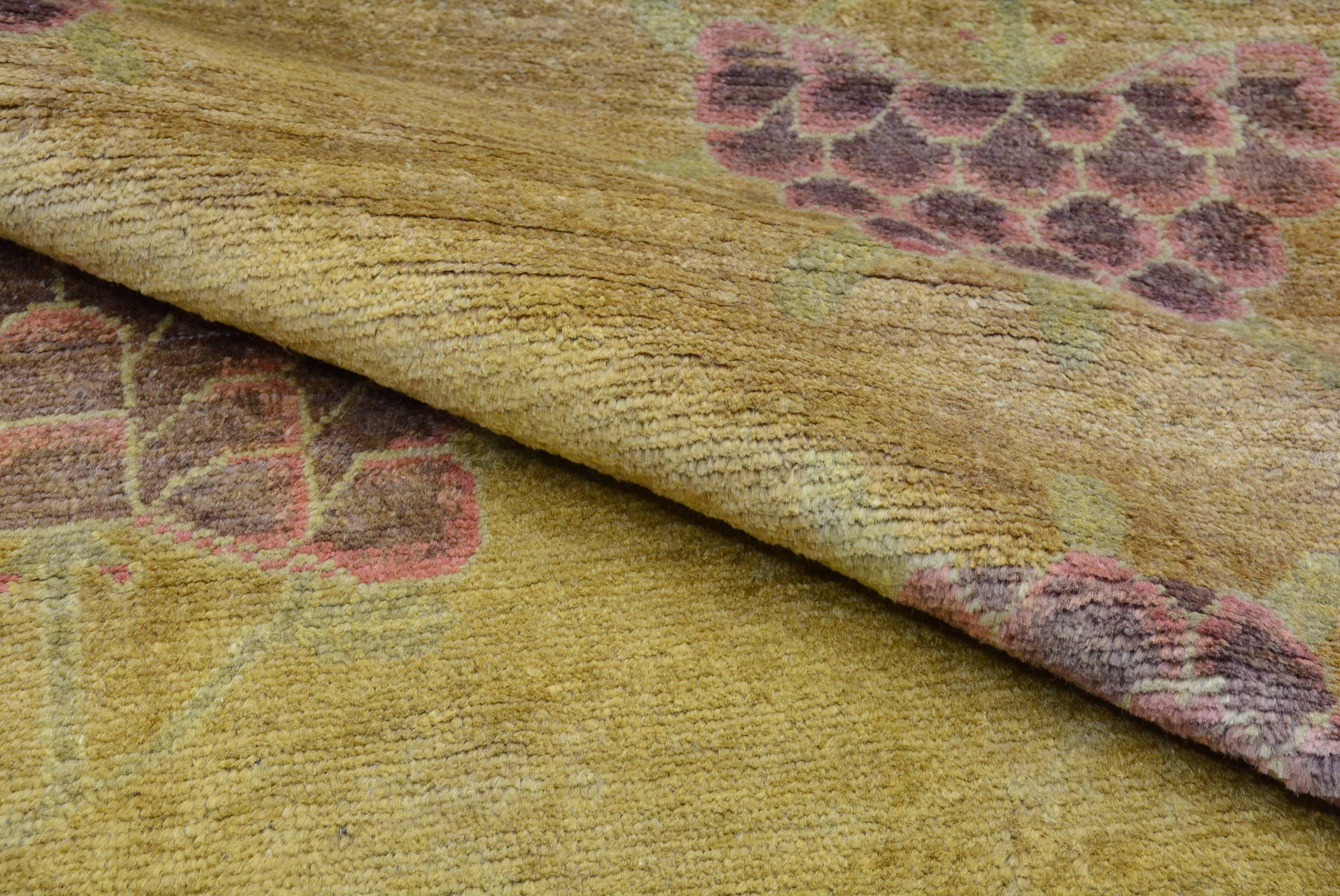 Antiker Khotan-Teppich mit Lotusblumenmuster (20. Jahrhundert) im Angebot