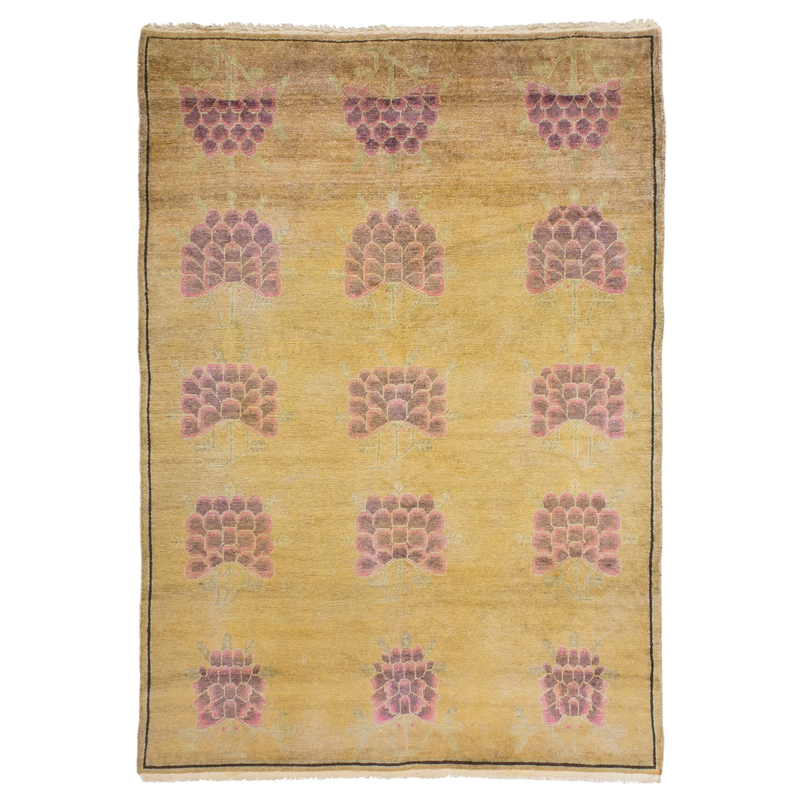 Antiker Khotan-Teppich mit Lotusblumenmuster im Angebot