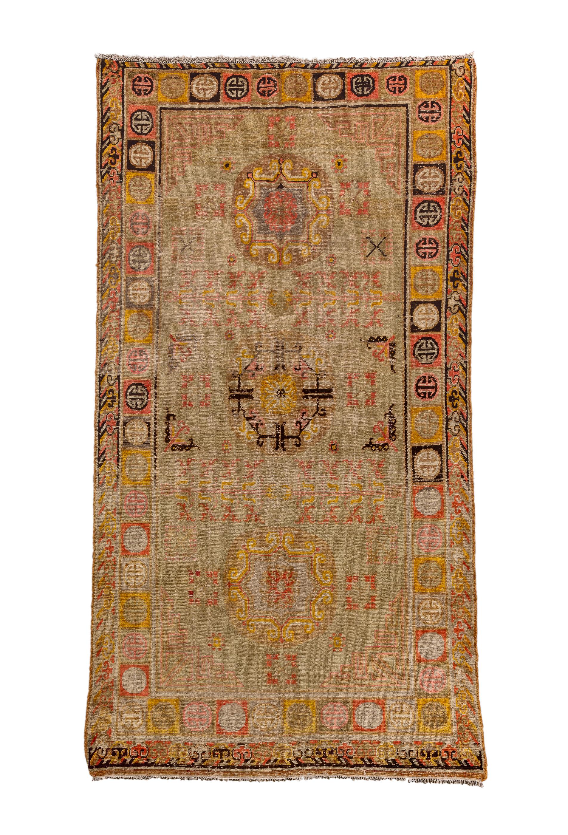 Le champ beige paille présente un motif caractéristique de médaillon à trois lunes, deux lunes entourant des motifs octogrammes.  Soutenir la dispersion avec des papillons, des feuilles et des bouquets de fleurs.  Bordure principale des carrés 