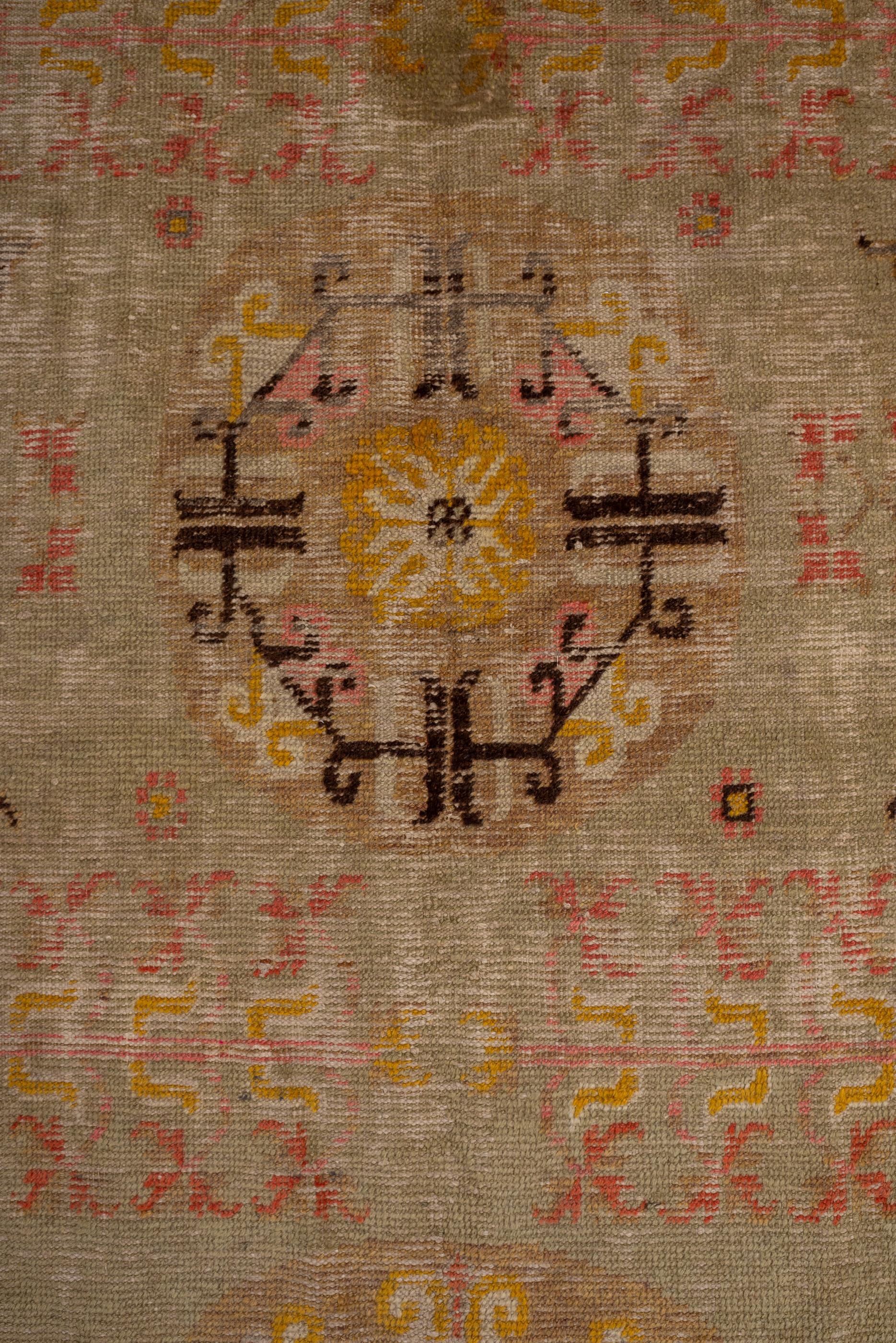 Noué à la main Tapis Khotan ancien, avec champ en paille beige et médaillons de lune en vente