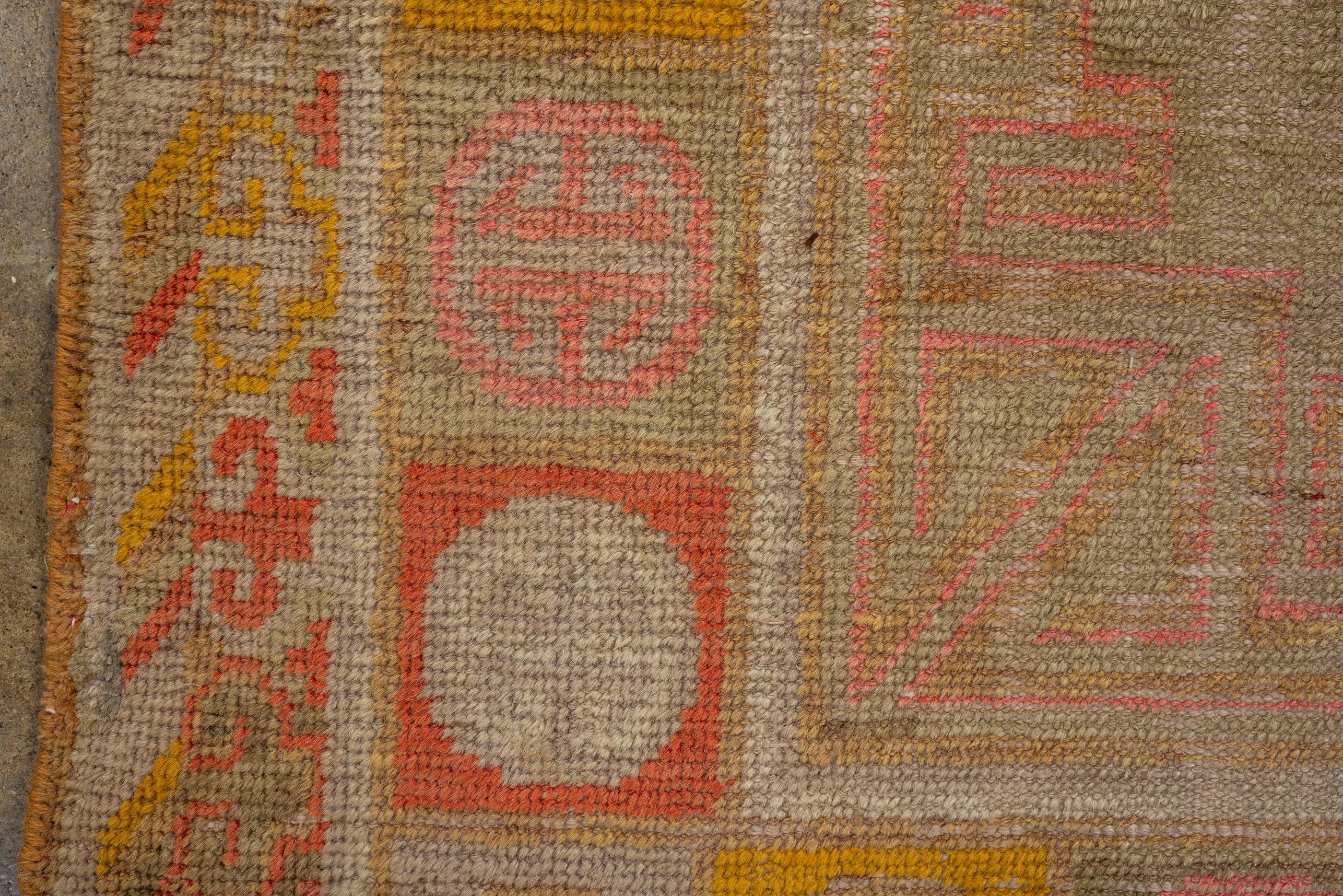 Tapis Khotan ancien, avec champ en paille beige et médaillons de lune État moyen - En vente à New York, NY
