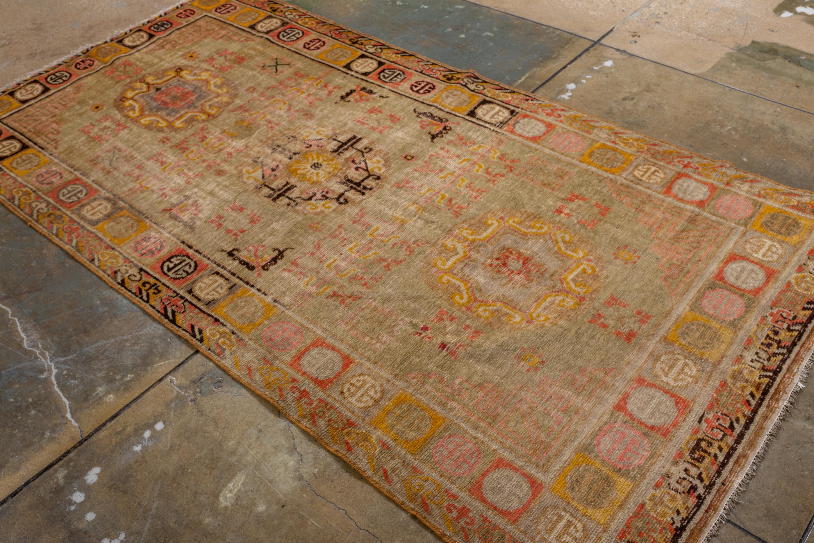 Tapis Khotan ancien, avec champ en paille beige et médaillons de lune en vente 2