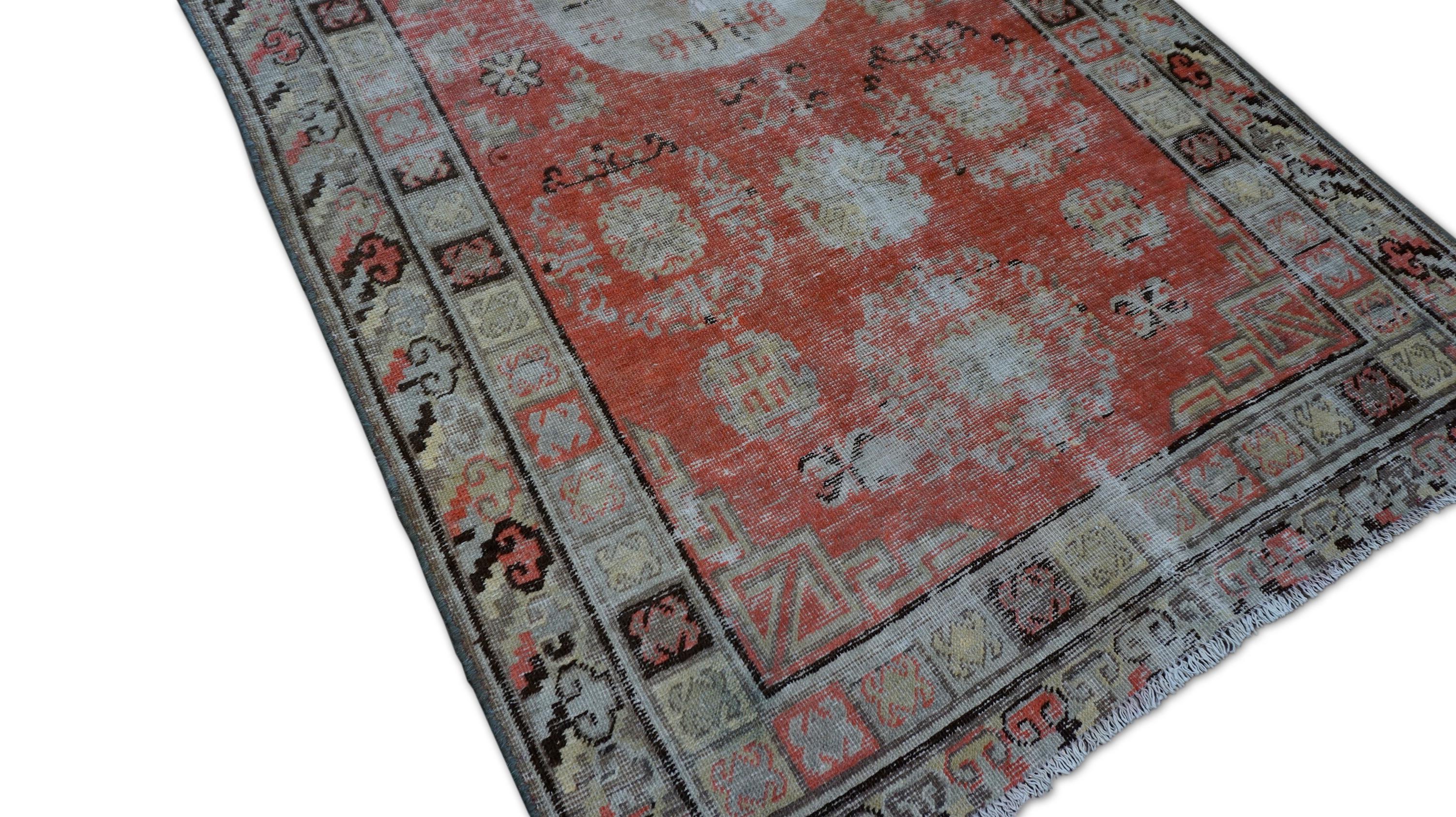 20ième siècle Tapis Khotan ancien en laine 4'6''x8' en vente
