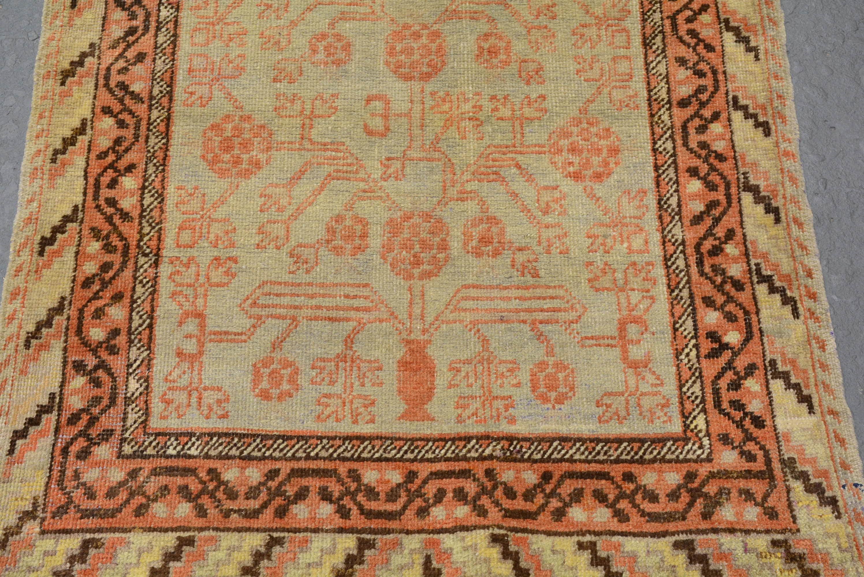 Khotan-Teppiche werden in der westchinesischen Provinz Sinkiang, die auch als Ostturkestan bezeichnet wird, handgeknüpft. Sie werden oft als Samarkand-Teppiche bezeichnet, nach der zentralasiatischen Stadt, in der sie gehandelt wurden. Ihre Muster