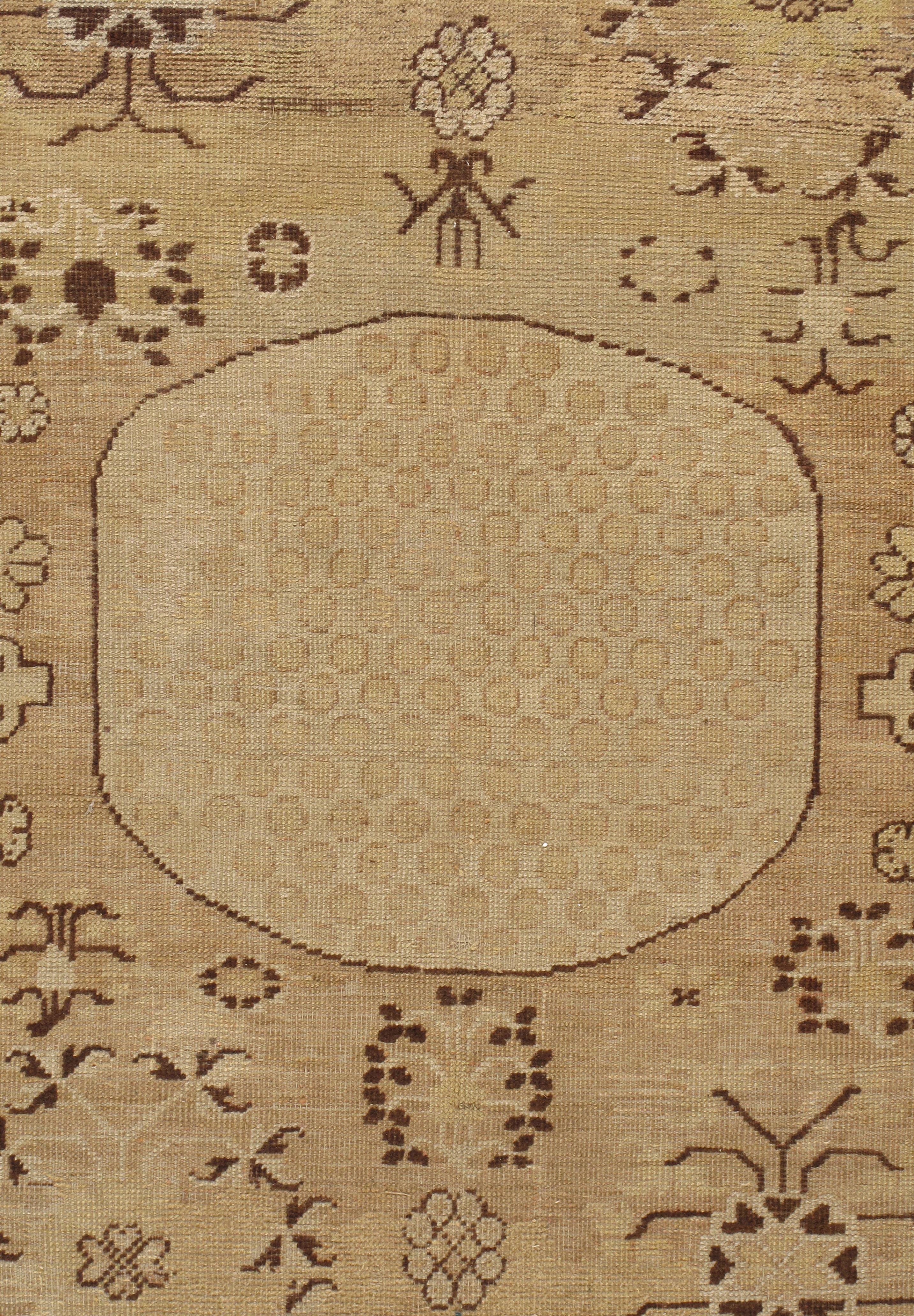 Antique Khotan Samarkand Gallery 6'3 x 12'4. Ce tapis Khotan ancien de Chine présente trois médaillons centraux contenant chacun des motifs floraux de différentes tailles. Les médaillons sont entourés de formes organiques gracieusement conçues et de