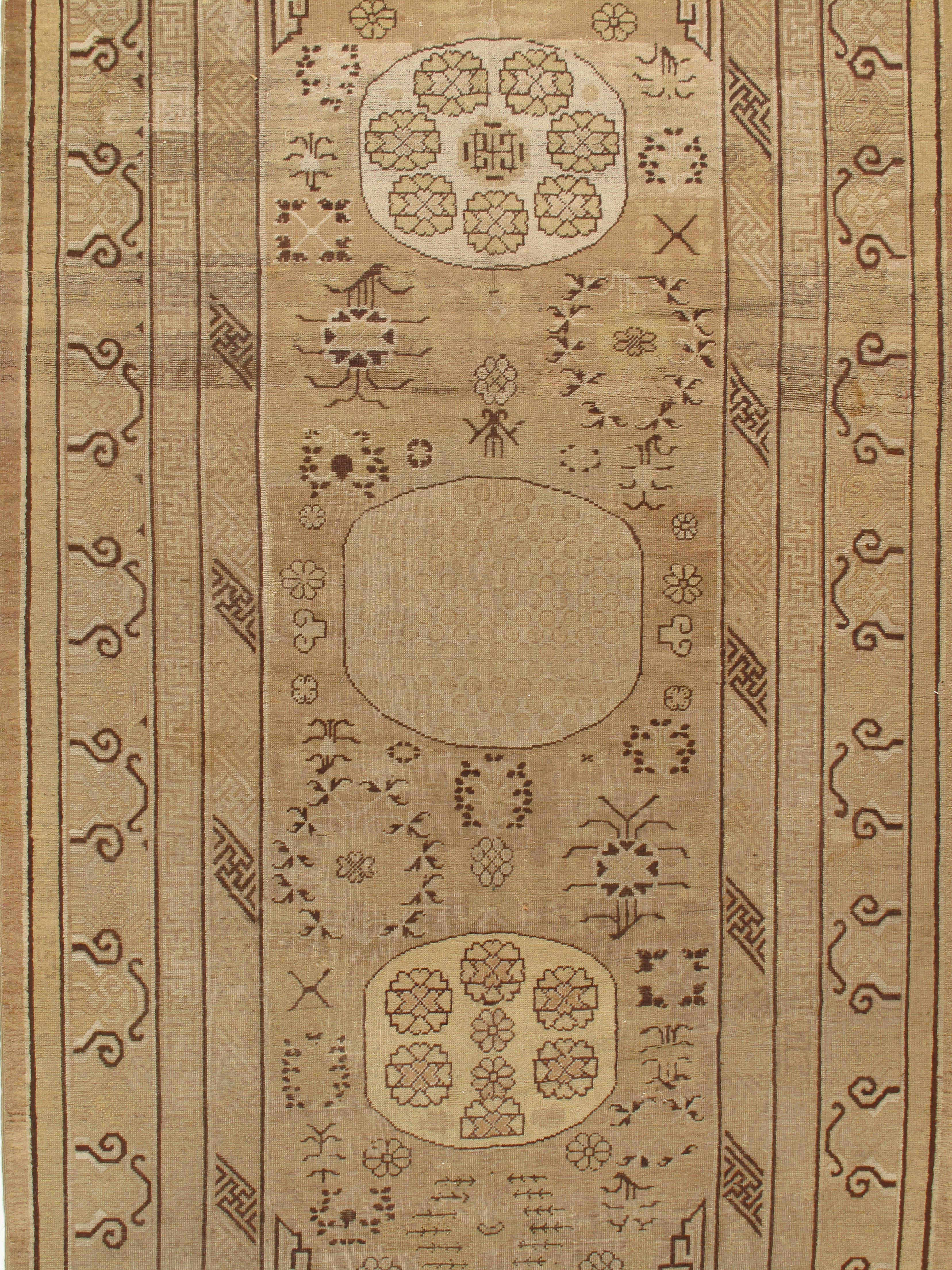 Chinois Antiquities Khotan Samarkand Gallery 6'3 x 12'4 en vente
