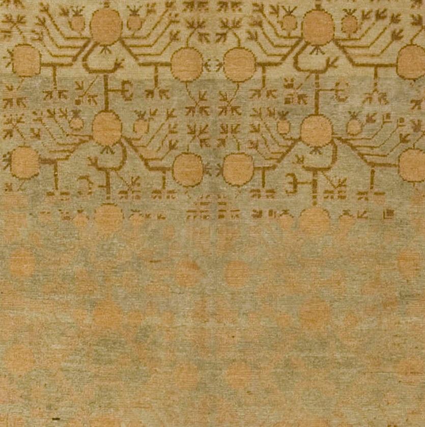 Tapis antique Khotan Samarkand de taille galerie. Cet ancien tapis Khotan de Chine présente des motifs symétriques ramifiés, tissés en chocolat et en crème, qui recouvrent un champ central bleu et crème doux. Une quantité d'abrash (un changement