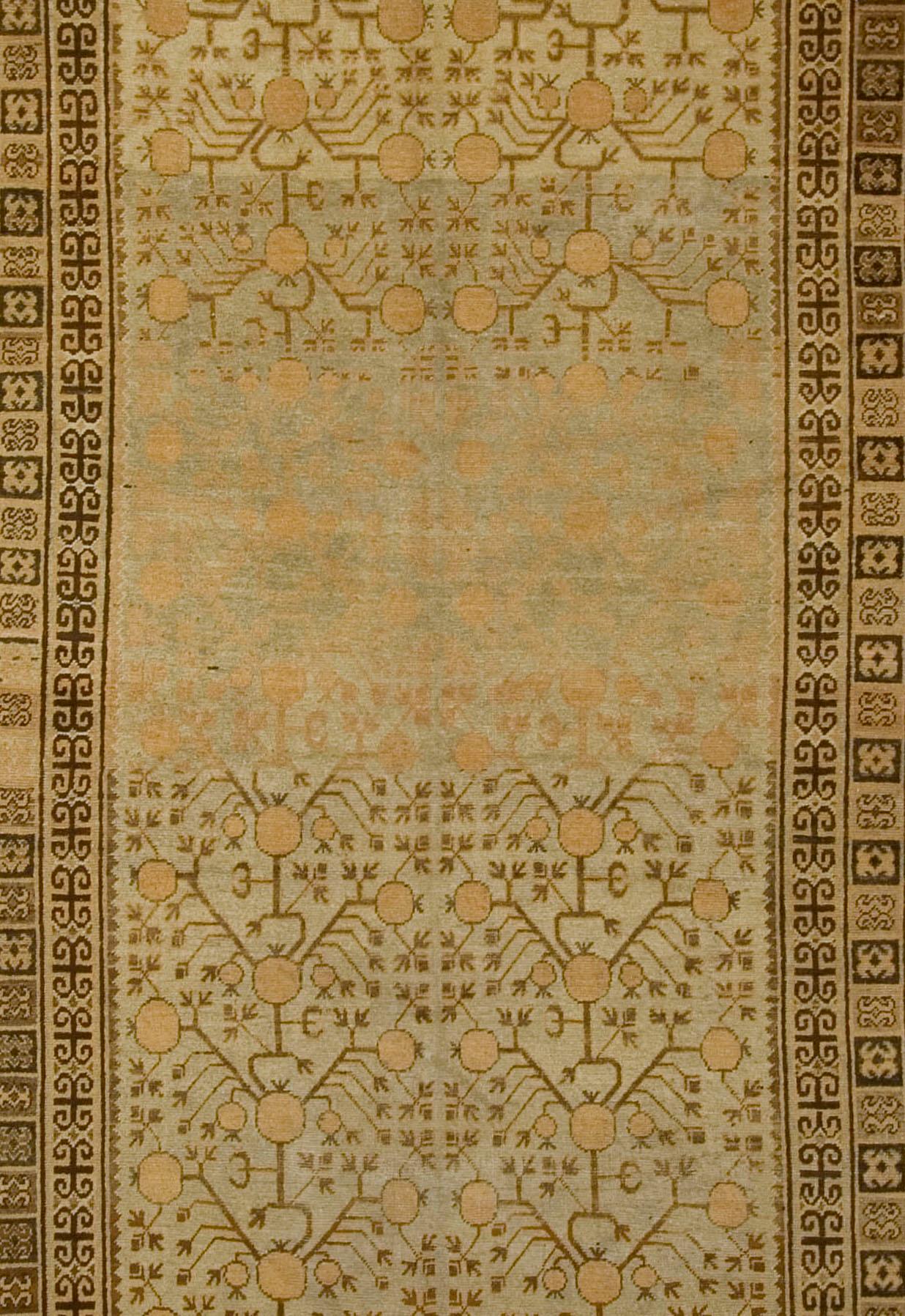 Chinois Ancien tapis Khotan Samarkand de taille galerie  6'2 x 13'4 en vente