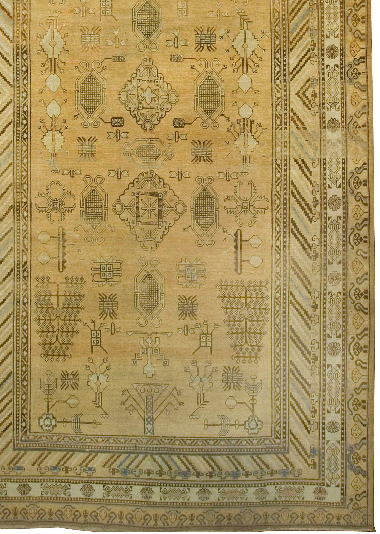 Tissé à la main Ancien tapis Khotan Samarkand de taille galerie, vers 1910  9'2 x 17'1 en vente
