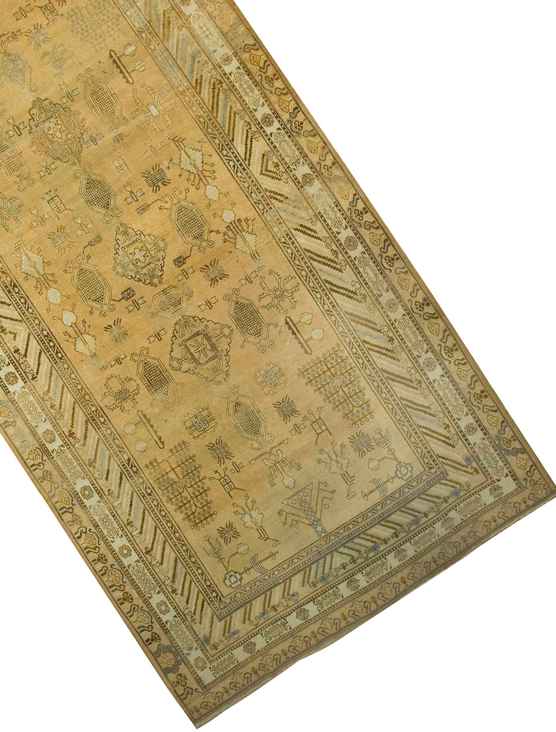 Ancien tapis Khotan Samarkand de taille galerie, vers 1910  9'2 x 17'1 Bon état - En vente à New York, NY