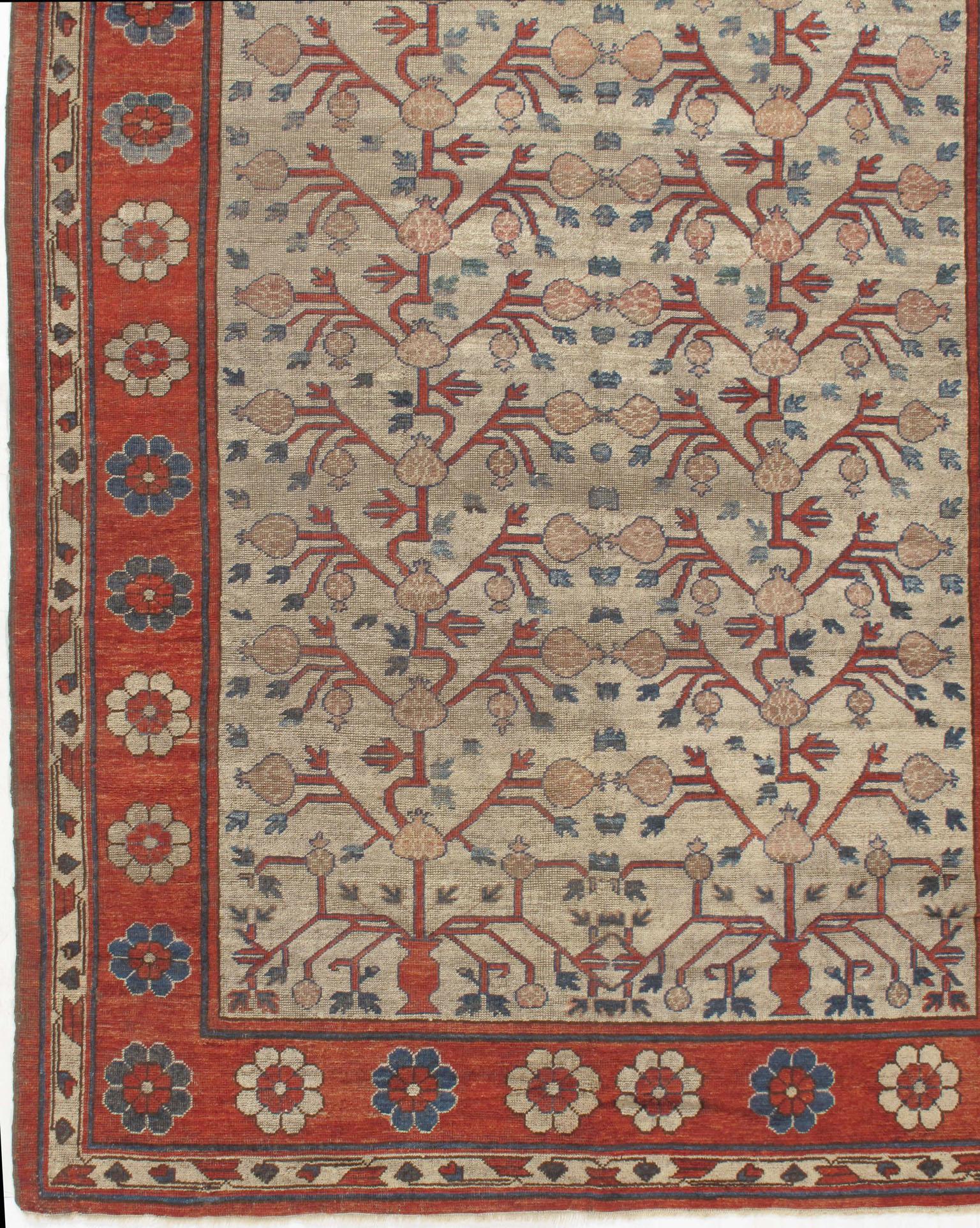 Antiker Khotan-Samarkand-Teppich, 6'3 x 12'3. Dieses wunderbare Stück hat ein schönes elfenbeinfarbenes Feld mit einem floralen Muster gefüllt. Der Teppich hat einen niedrigen, durchgehenden Flor, der die Patina noch verstärkt und dem Teppich diesen
