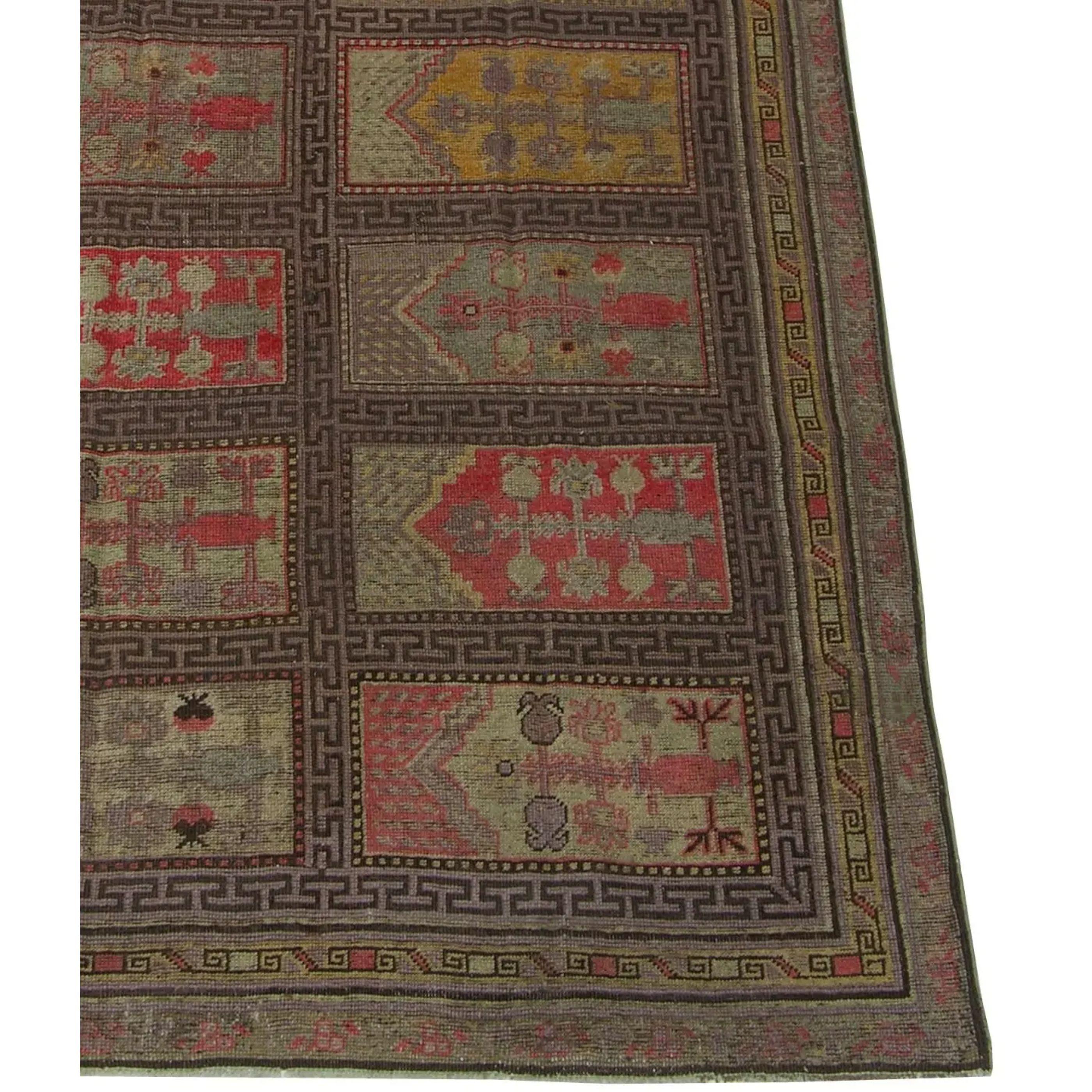 CIRCA 1900 Antiker Khotan-Samarkand-Teppich. Dieser Teppich ist ein Teppich im traditionellen Stil.