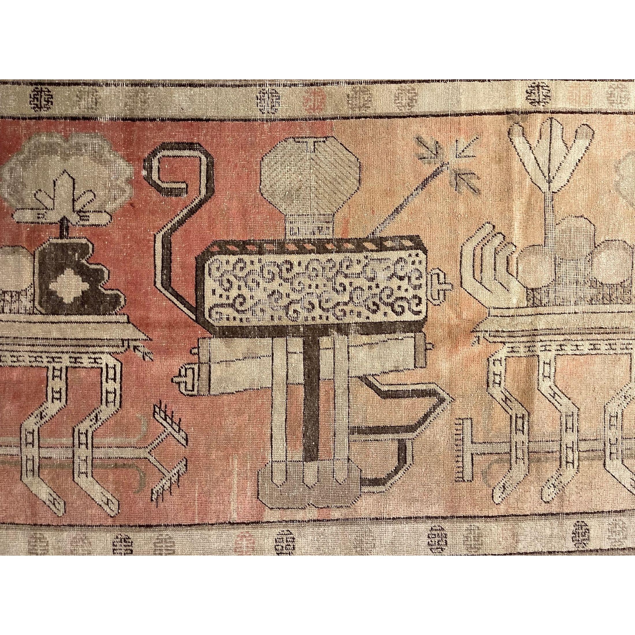 Tapis anciens de Samarcande : L'oasis désertique de Khotan était une étape importante sur la route de la soie. Les habitants de Khotan étaient des noueurs de tapis experts qui produisaient des tapis anciens de grande qualité pour le commerce