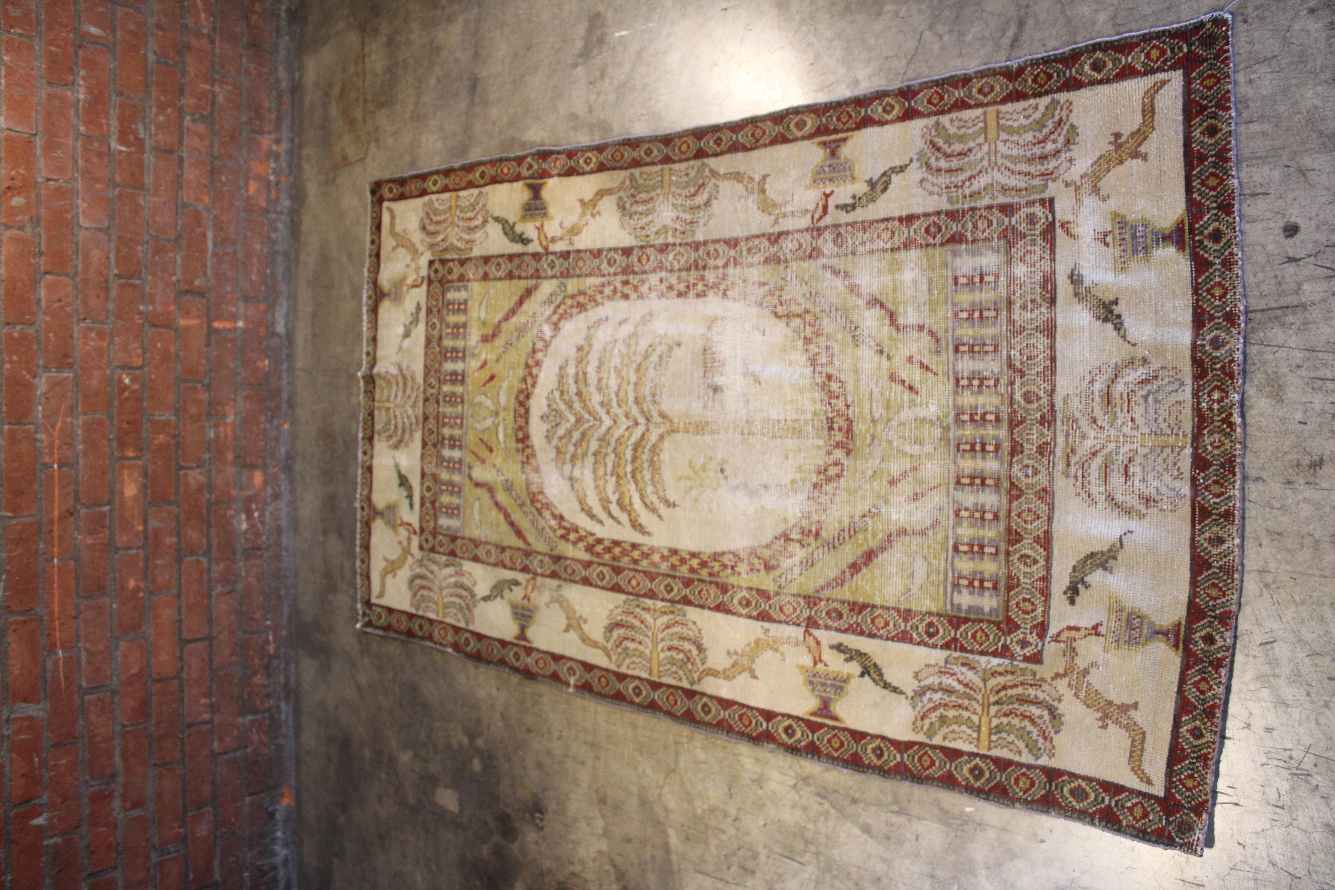 Un tapis antique Khotan Samarkand, fin du 19ème siècle. Montre une usure appropriée à l'âge. Récemment nettoyé et réparé.