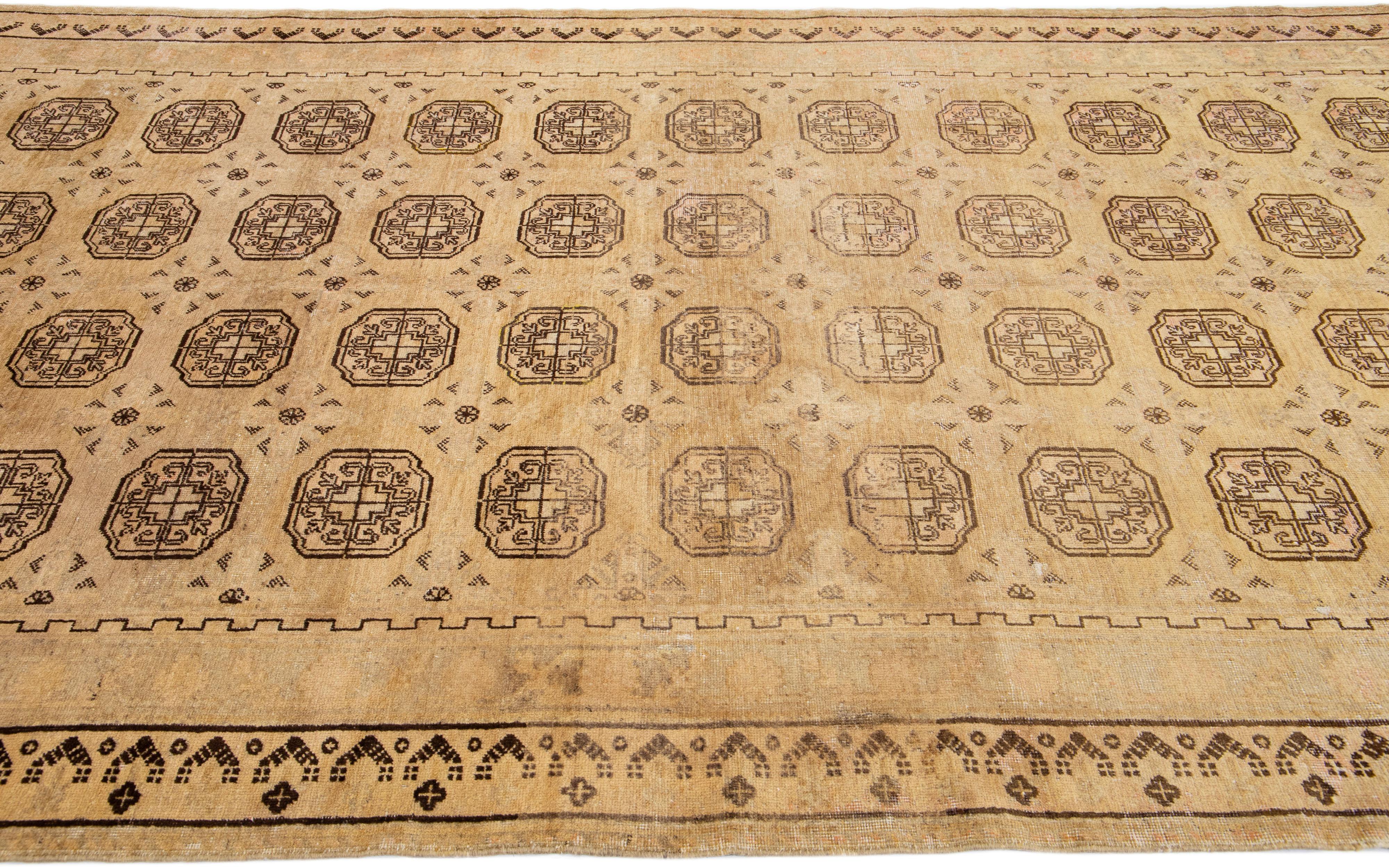 20ième siècle Ancien tapis Khotan en laine brun clair à motif géométrique fait à la main en vente