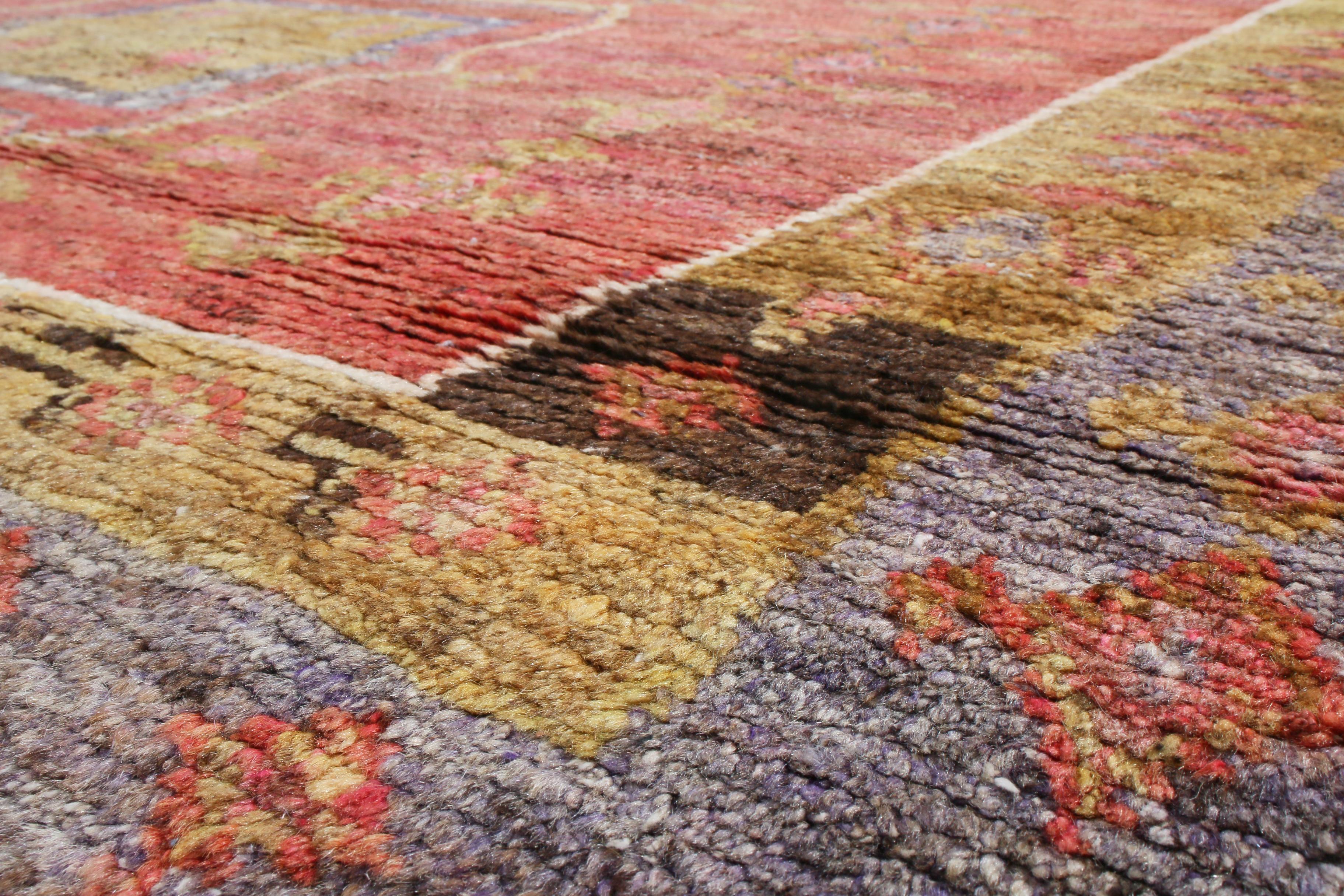 Alfombra antigua Khotan tradicional geométrica de lana roja y amarilla by Rug & Kilim Anudado a mano en venta