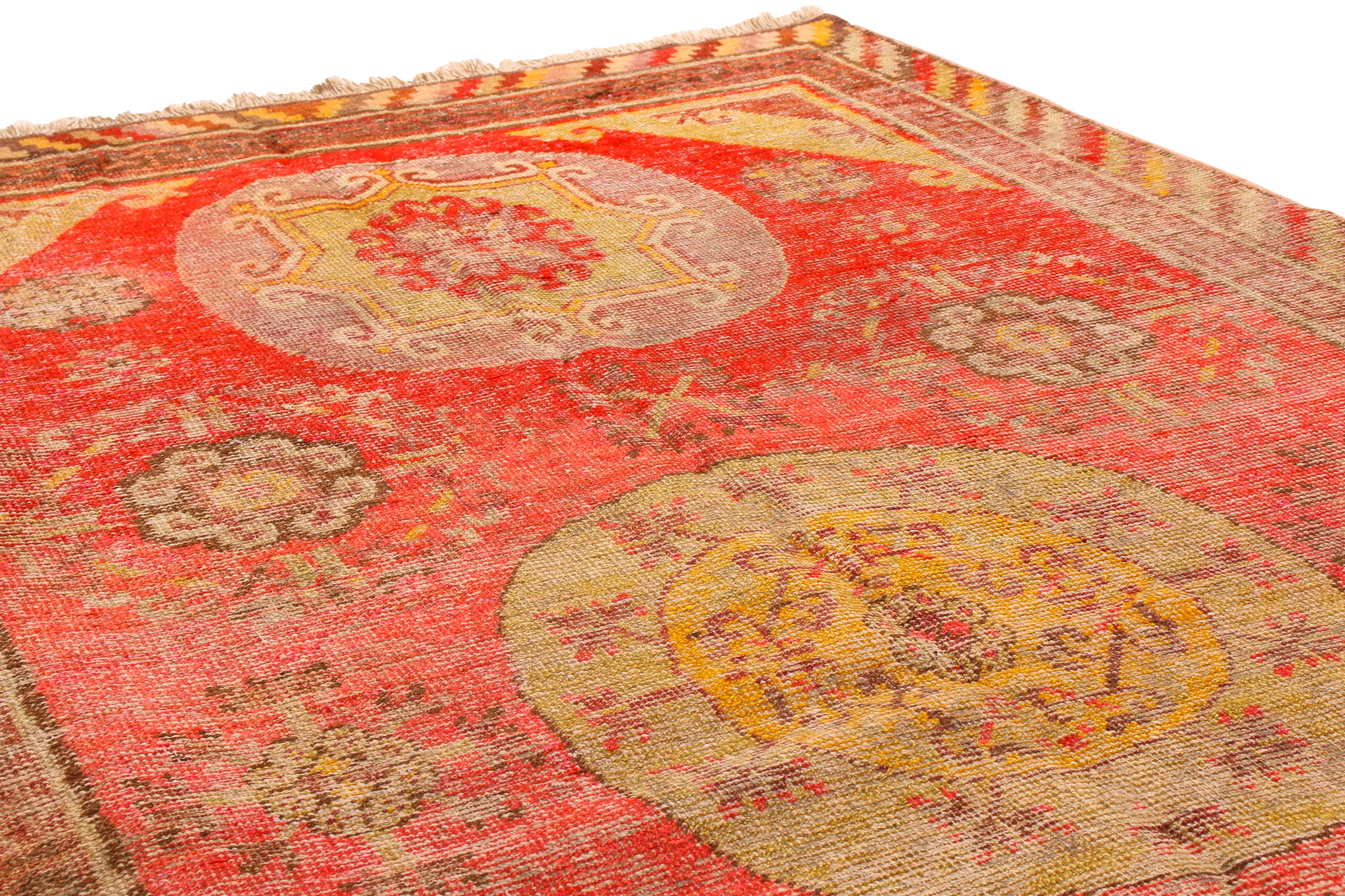Alfombra tradicional antigua Khotan de lana roja estilo medallón floral by Rug & Kilim Anudado a mano en venta