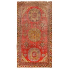 Tappeto antico Khotan tradizionale in lana rossa con medaglione in stile floreale di Rug & Kilim