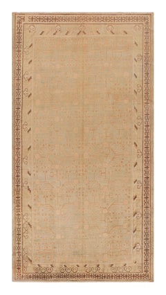 Antiker antiker Khotan- Transitional-Teppich aus Wolle in Beige und Blau von Teppich & Kelim