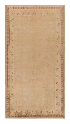 Tapis Khotan ancien transitionnel en laine beige et bleu par Rug & Kilim