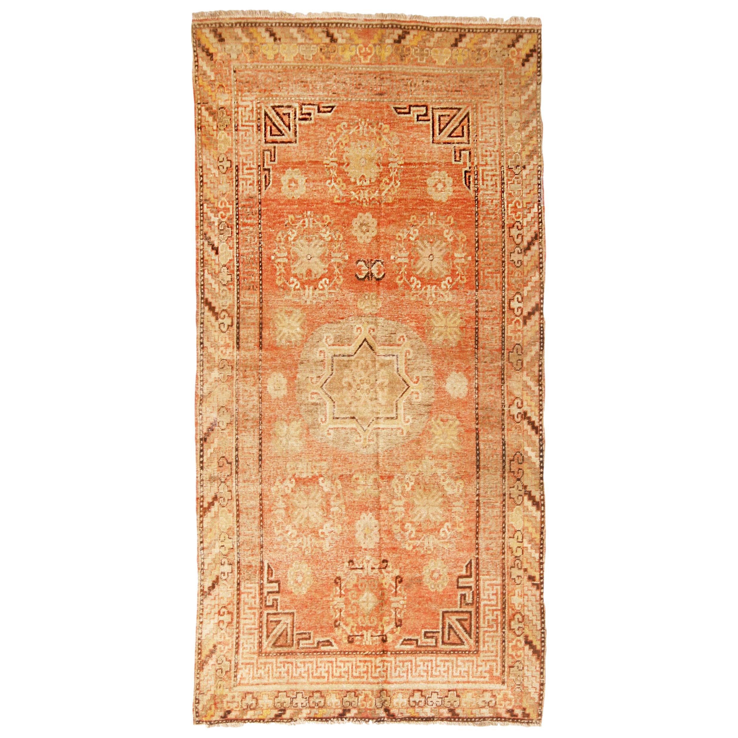 Tapis Khotan ancien transitionnel en laine rouge et beige par Rug & Kilim