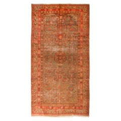 Antiker antiker Khotan-Teppich aus roter Wolle mit geometrischem floralem Akzent von Teppich & Kelim