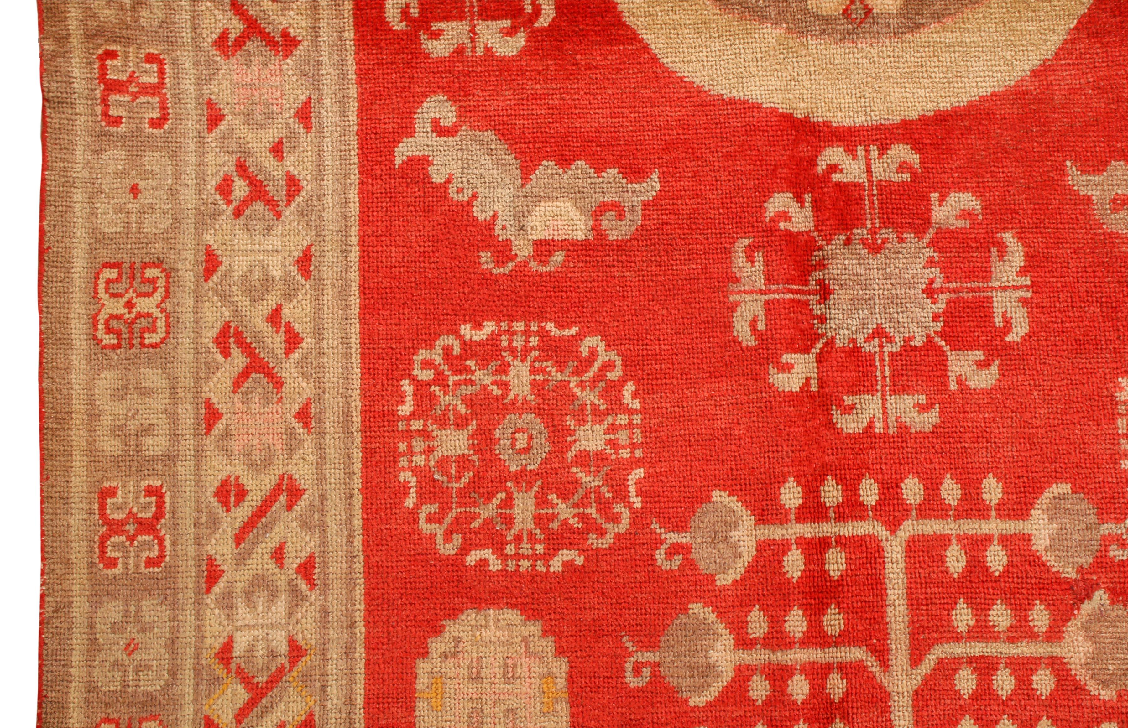 Antiker antiker Khotan-Teppich aus Wolle im Medaillon-Stil von Teppich & Kelim in Rot und Beige (Handgeknüpft) im Angebot