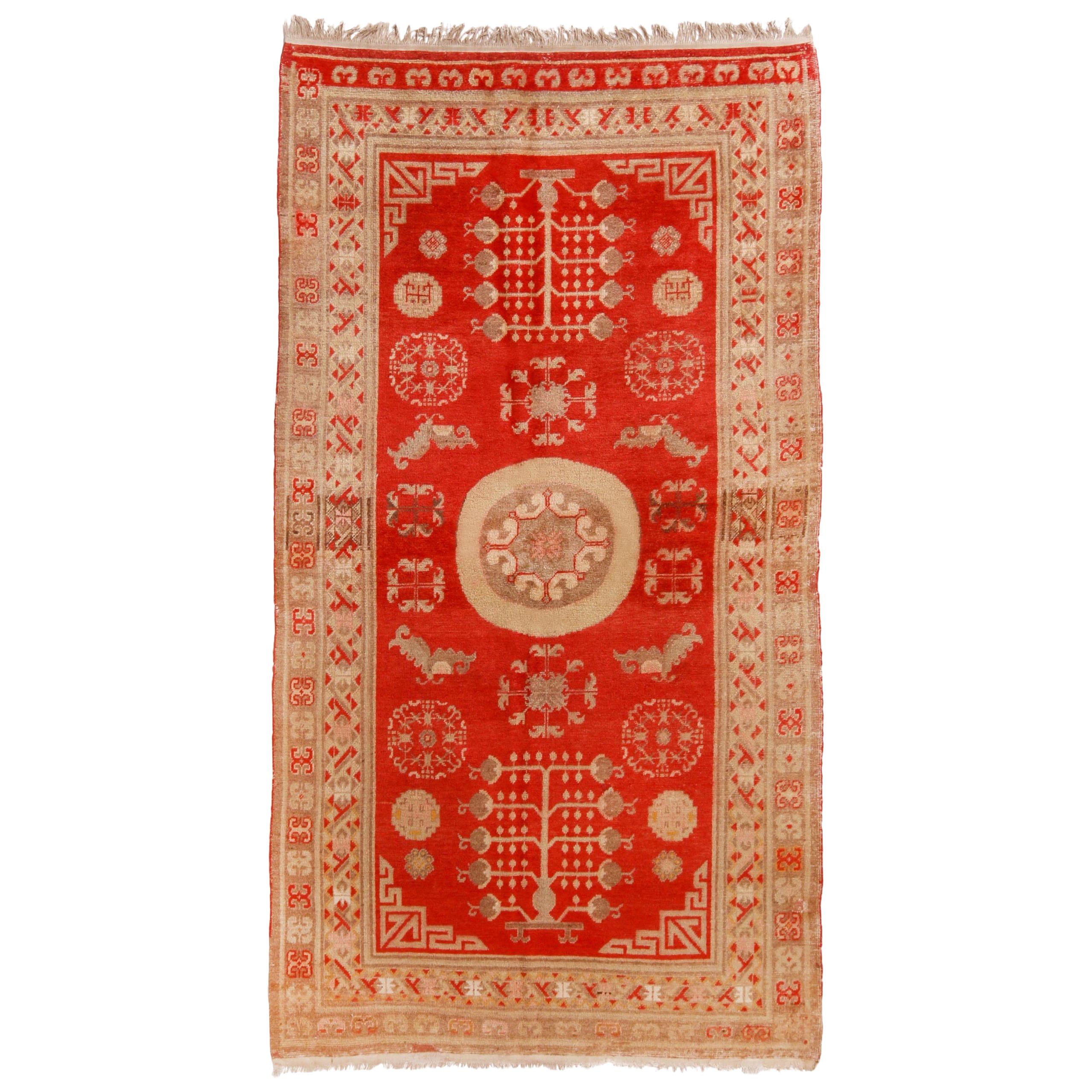Antiker antiker Khotan-Teppich aus Wolle im Medaillon-Stil von Teppich & Kelim in Rot und Beige