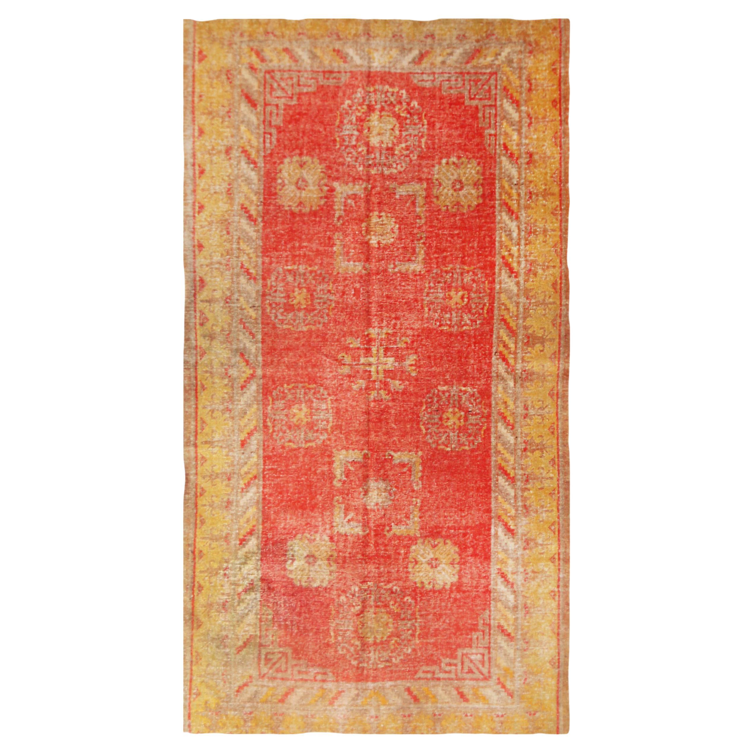 Tapis Khotan ancien transitionnel en laine rouge et jaune par Rug & Kilim