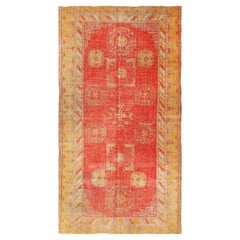 Antiker antiker Khotan- Transitional-Teppich aus roter und gelber Wolle von Teppich & Kelim
