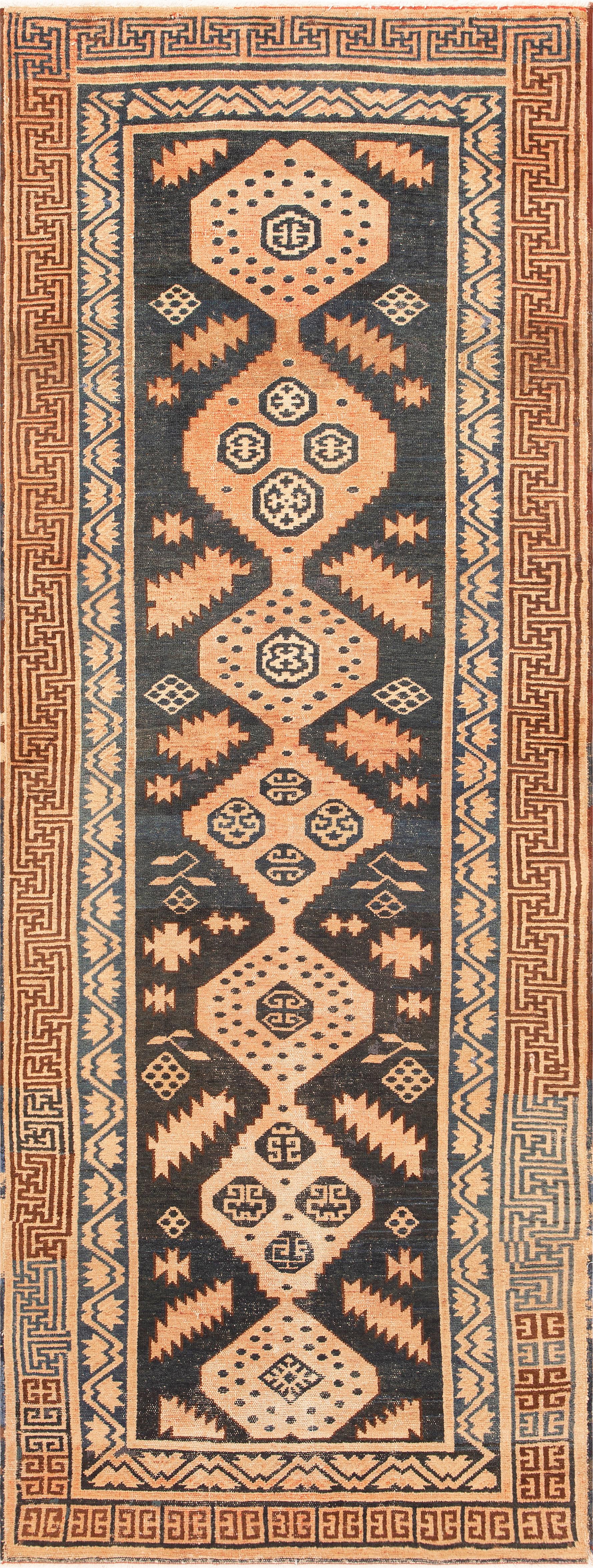 The Collective Nazmiyal Collection Tapis de course Antique Khotan Tribal étonnant Bon état - En vente à New York, NY