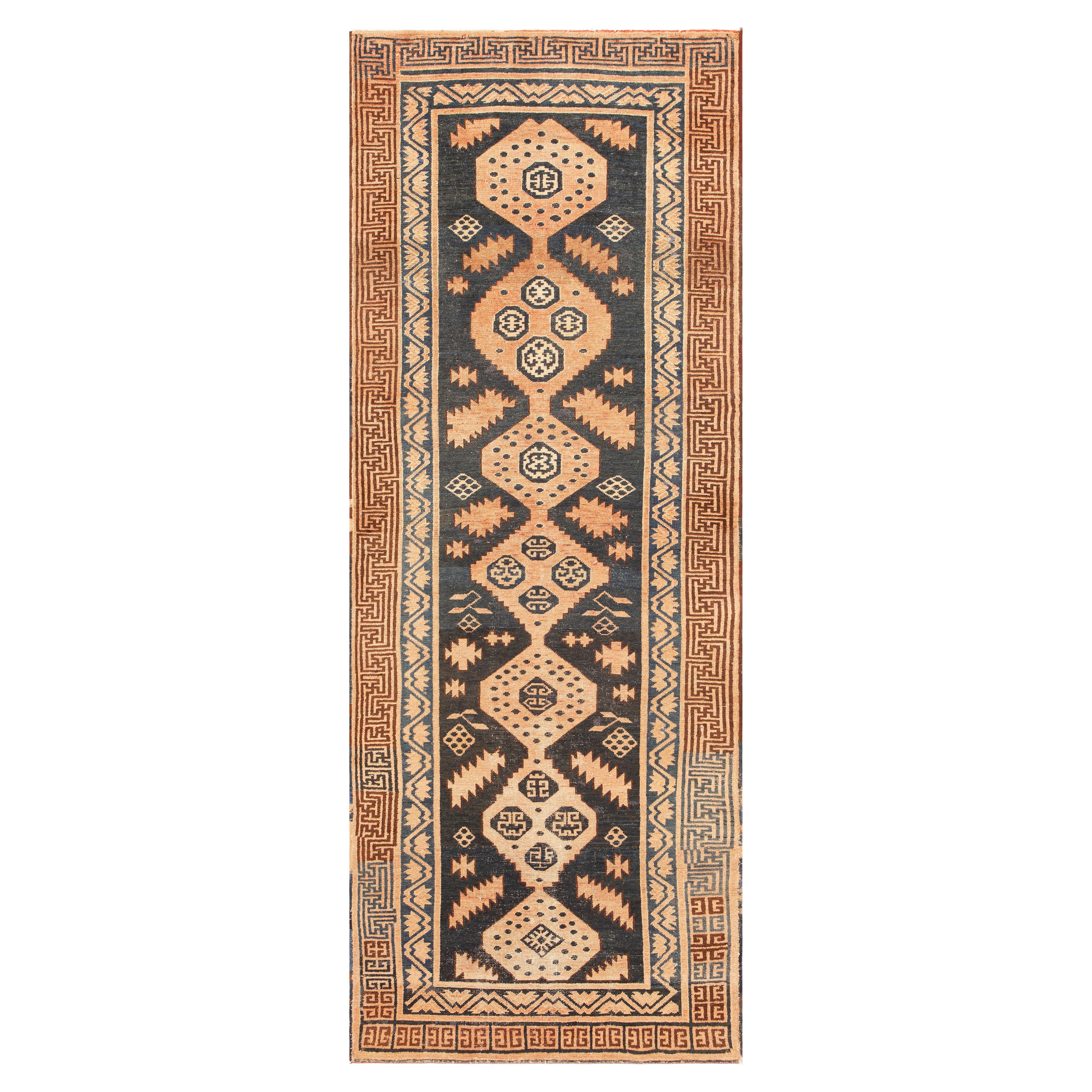 The Collective Nazmiyal Collection Tapis de course Antique Khotan Tribal étonnant en vente