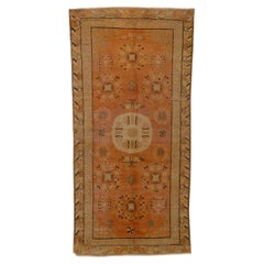 Antiker Khotan-Teppich mit zentralem Medaillon