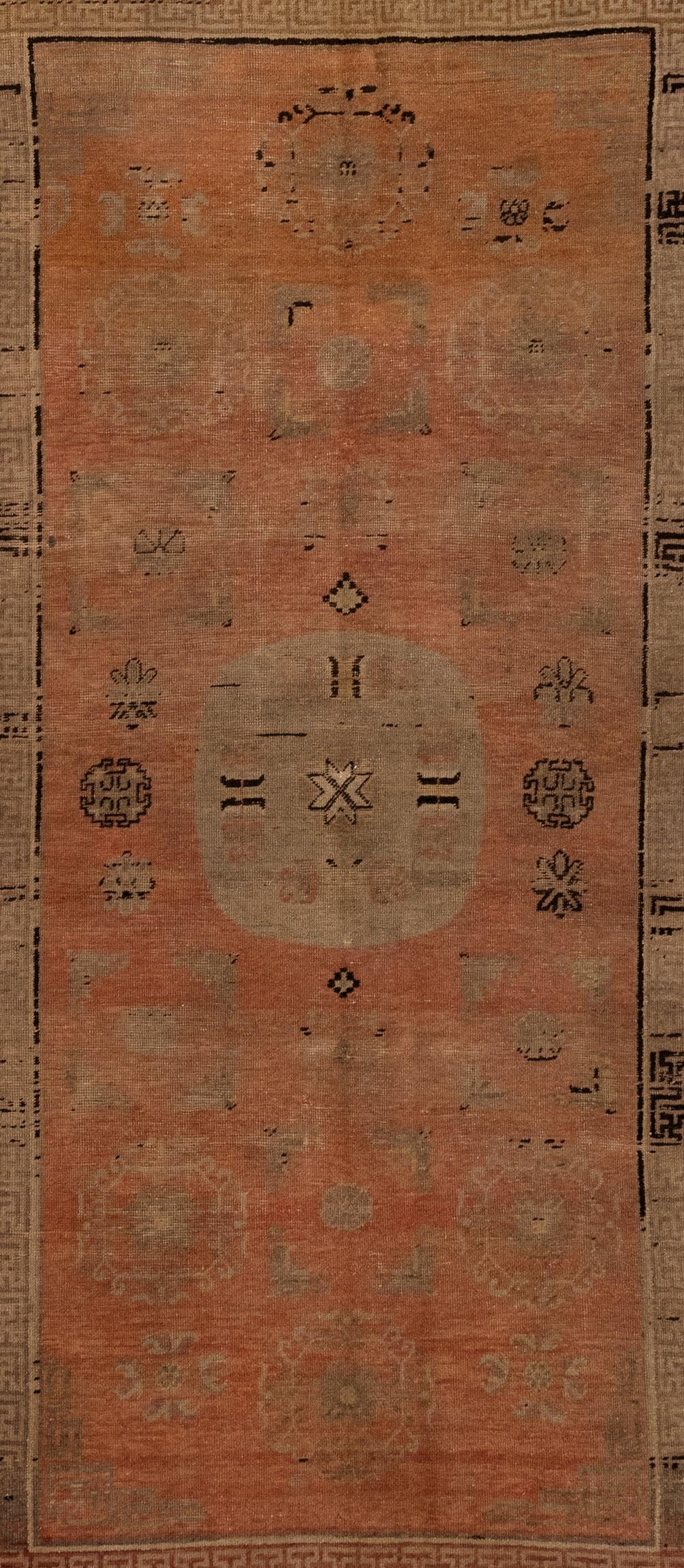 Dieser antike Khotan-Teppich aus Ostturkestan ist wirklich atemberaubend. Es ist klar, dass um 1900 viel Sorgfalt und Aufmerksamkeit in seine Herstellung geflossen ist, und das runde Medaillon ist das eigentliche Highlight. Ich finde es toll, dass