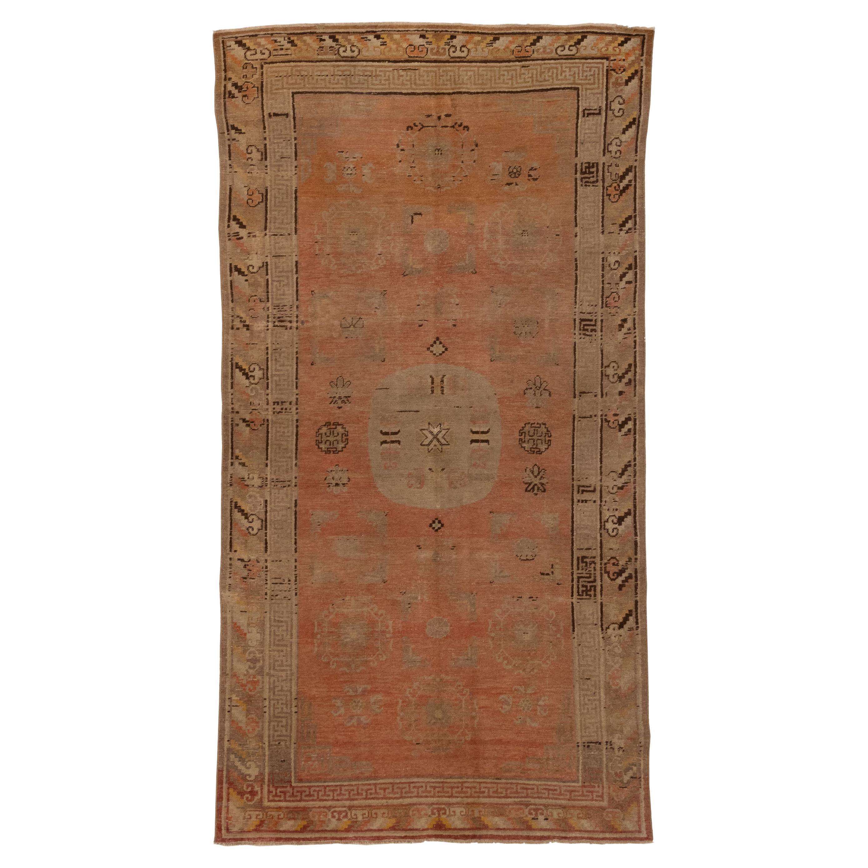Antiker Khotan-Teppich mit stilisiertem Mittelmedaillon