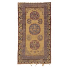 Ancien tapis Khotan avec motif champ jaune sarcelle