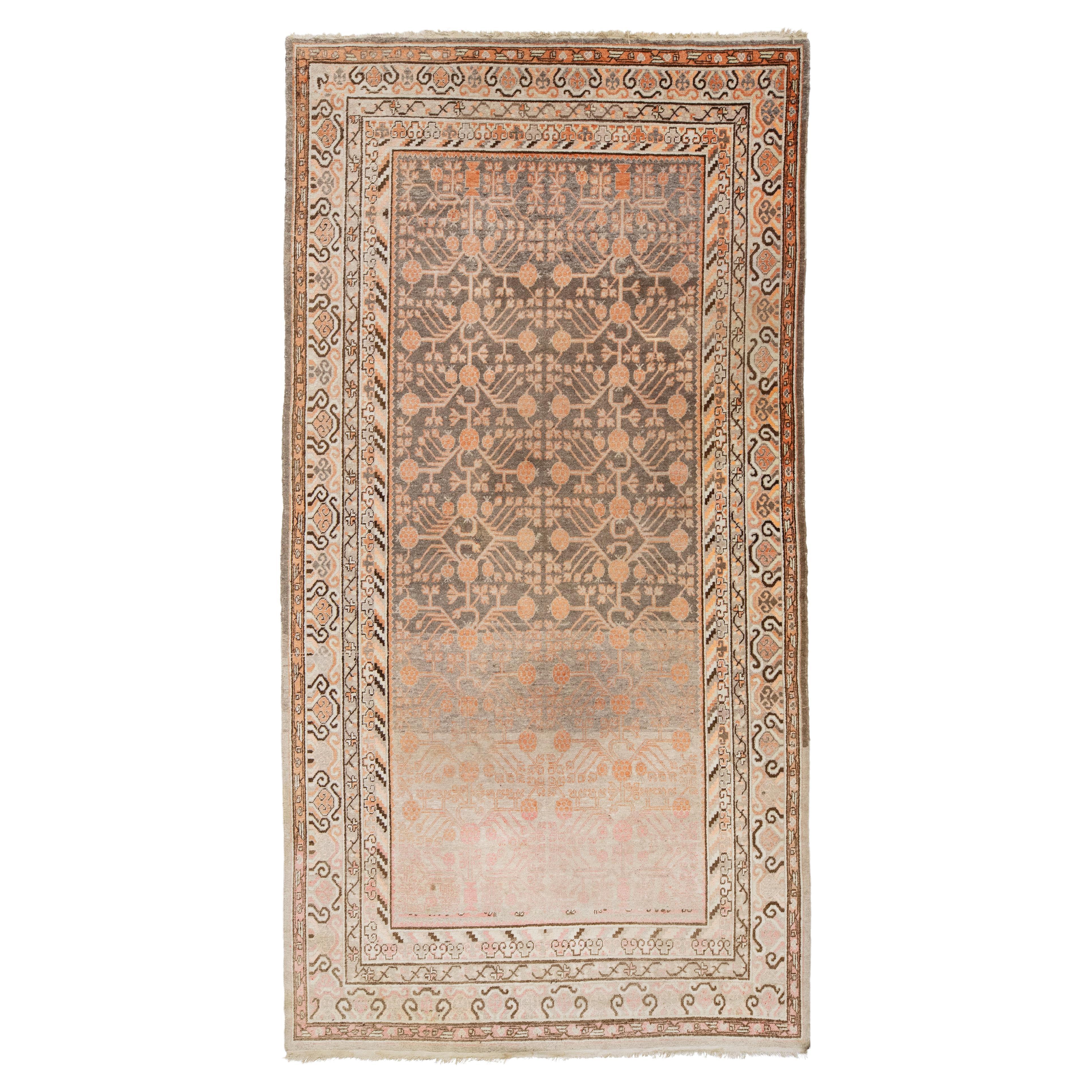 Tapis Khotan fait à la main en laine couleur pêche avec motif géométrique